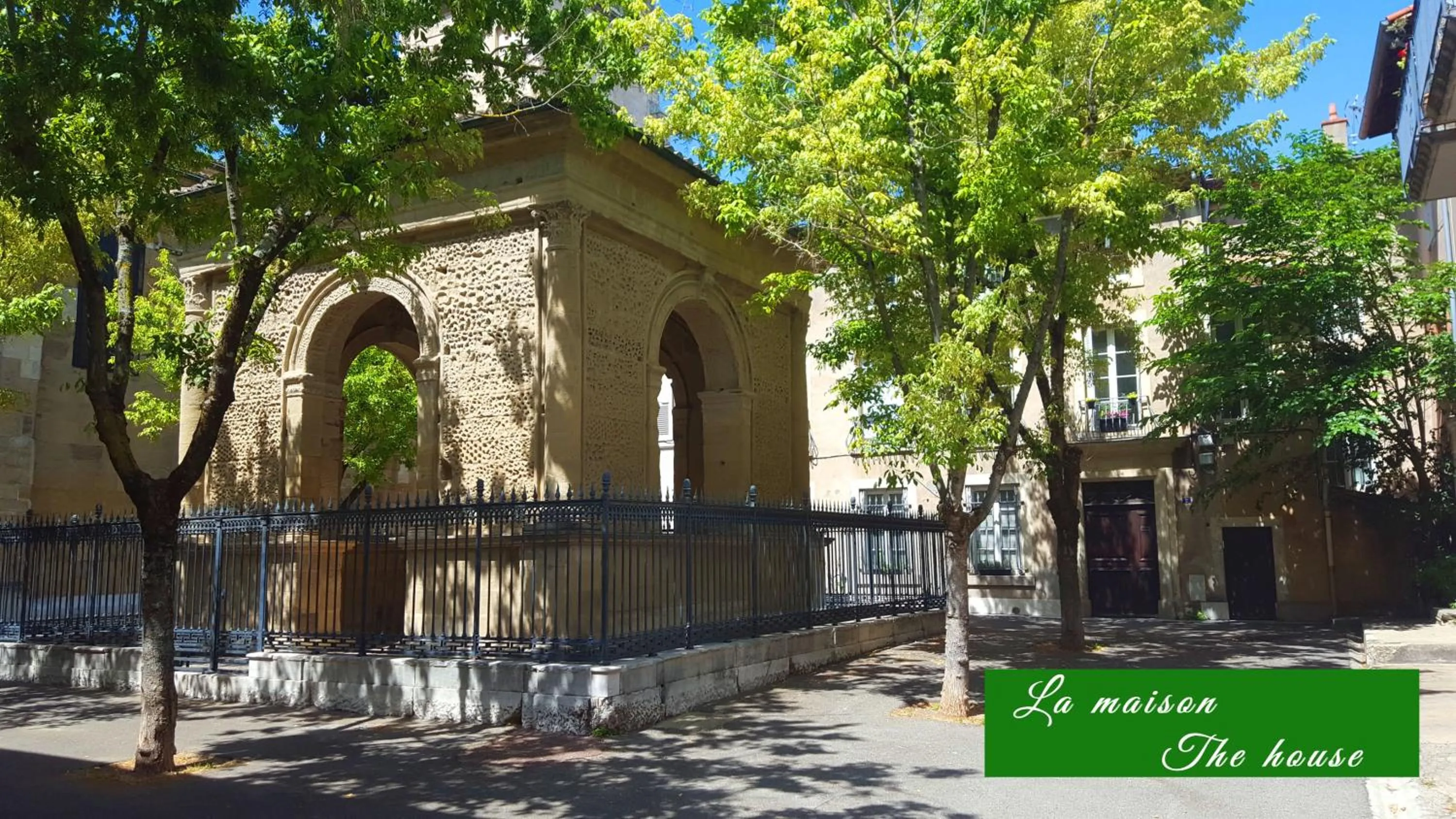 Property building in Chambre de charme au coeur du vieux Valence -Confort & Calme