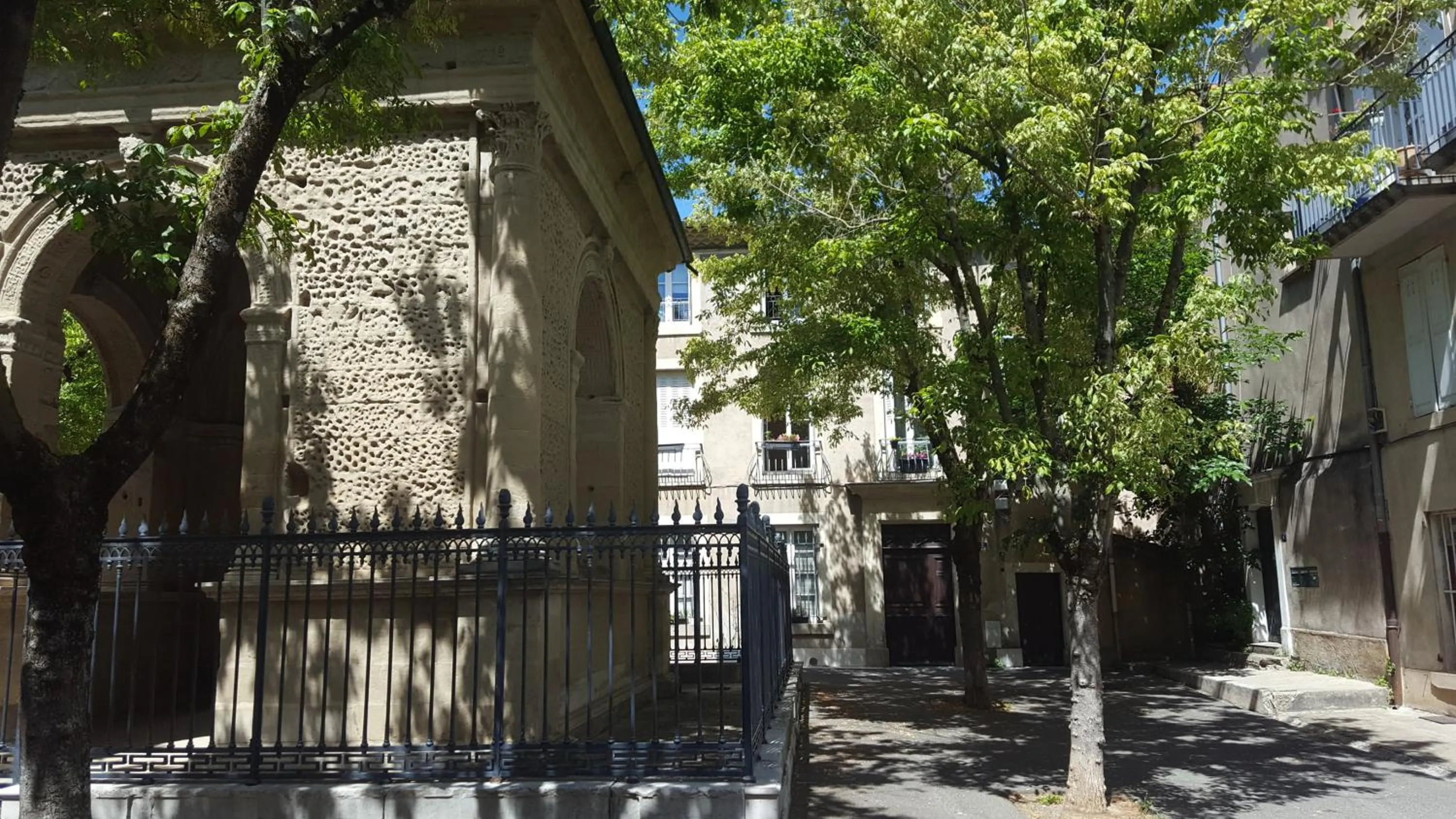 Property building in Chambre de charme au coeur du vieux Valence -Confort & Calme