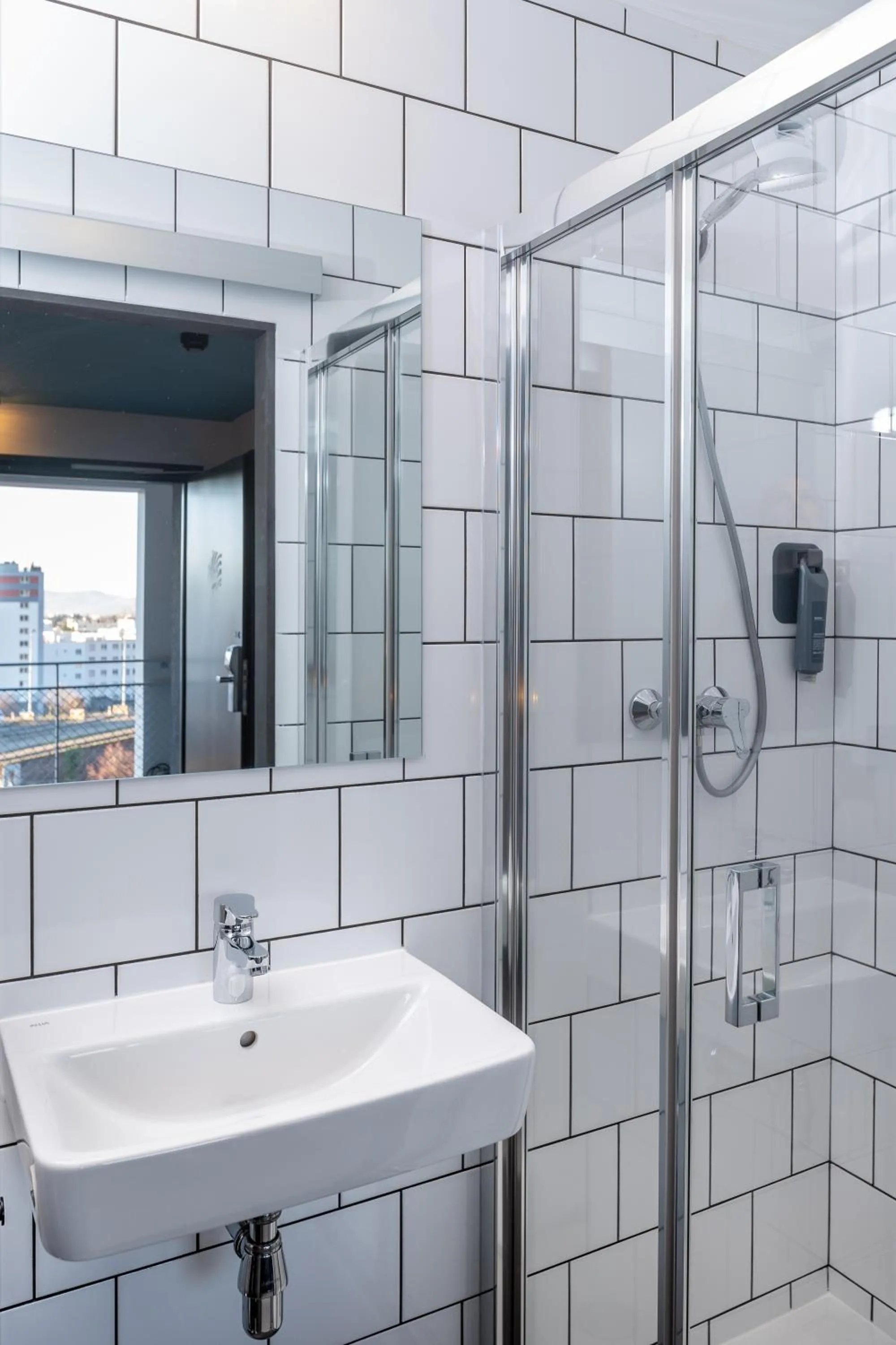 Shower in Eklo Hotels Clermont-Ferrand Centre Gare