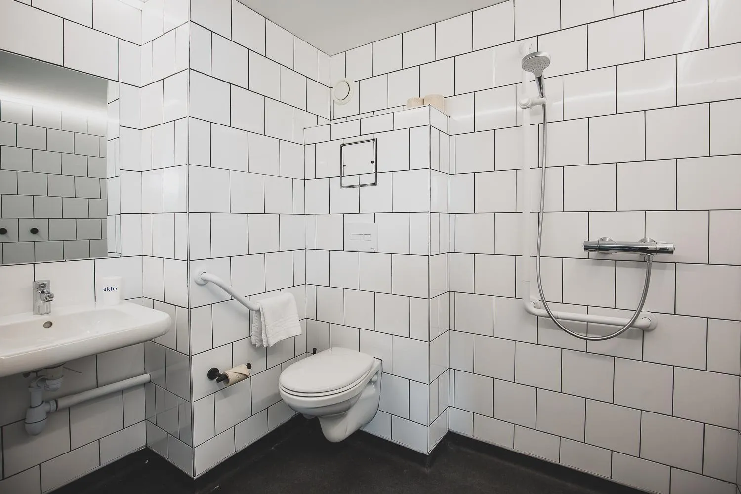 Shower in Eklo Hotels Clermont-Ferrand Centre Gare