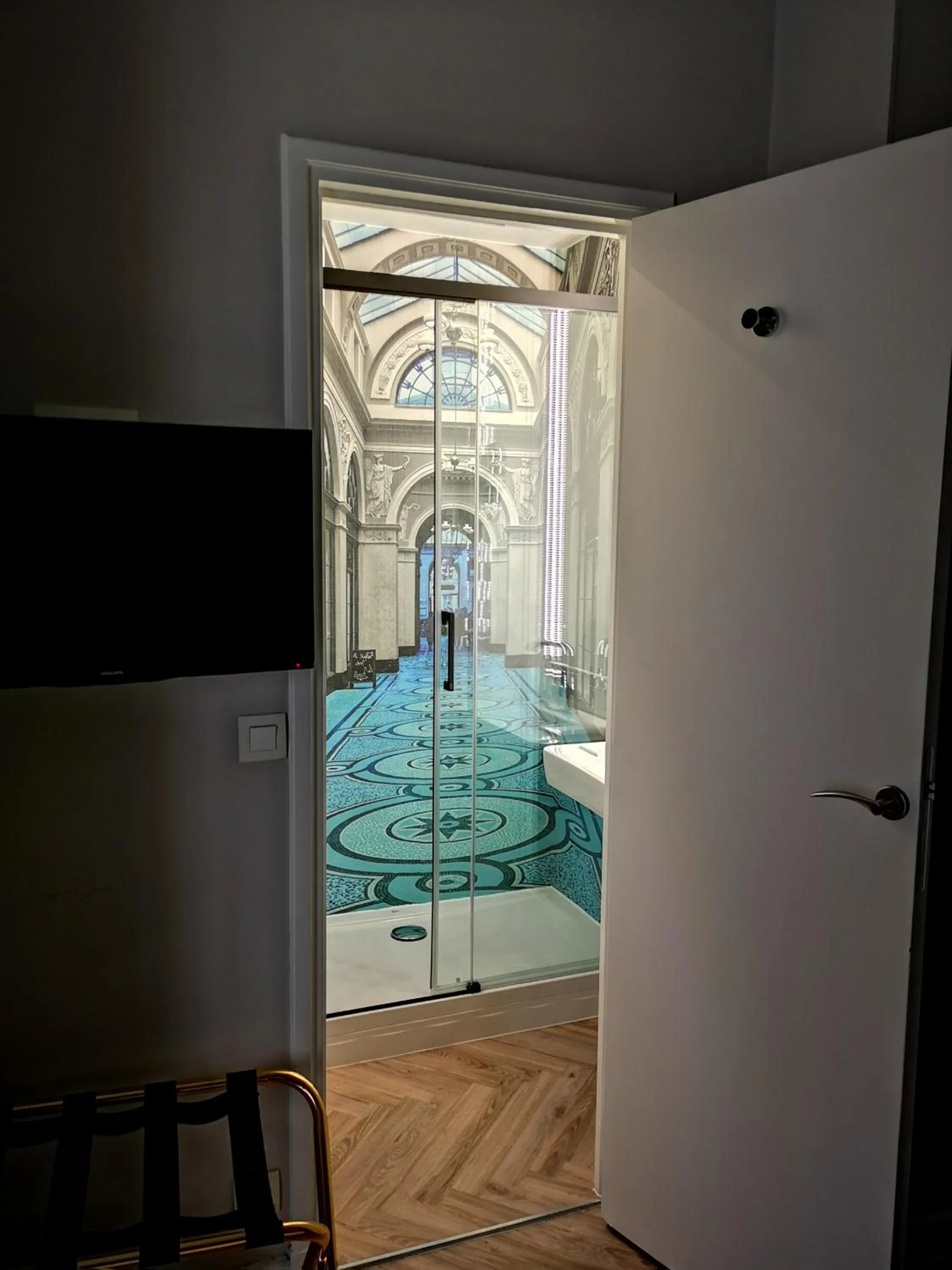 Shower in Hôtel ICÔNE