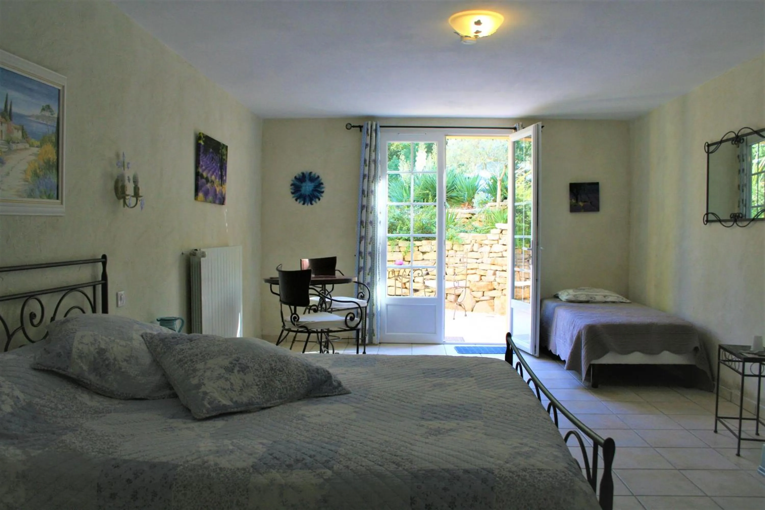 Photo of the whole room, Bed in LE MAS DES TARENTES Chambres d'hôtes