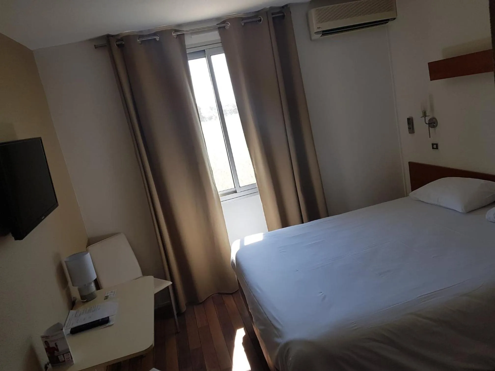 Bed in Hôtel Point Bleu