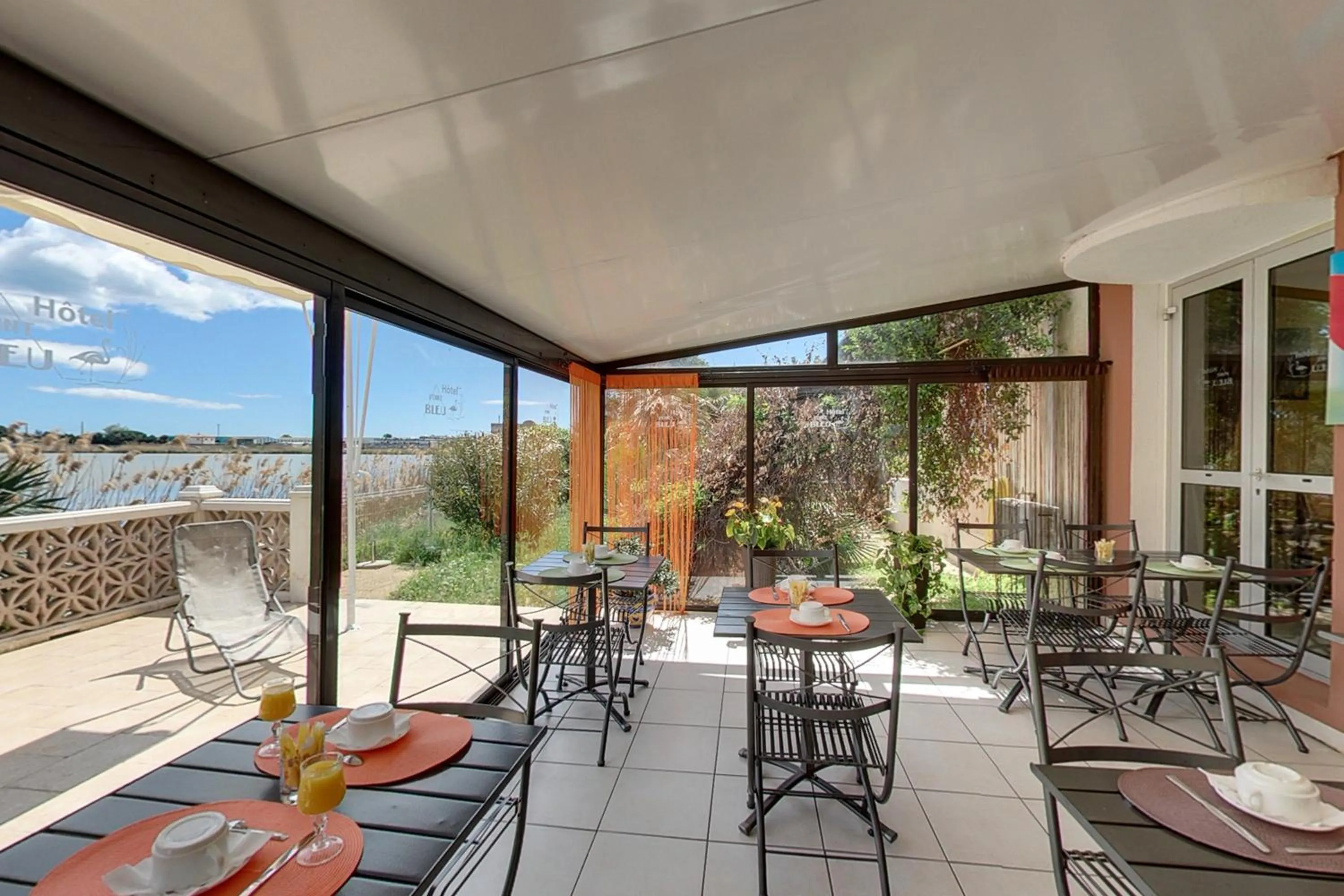 Restaurant/places to eat in Hôtel Point Bleu