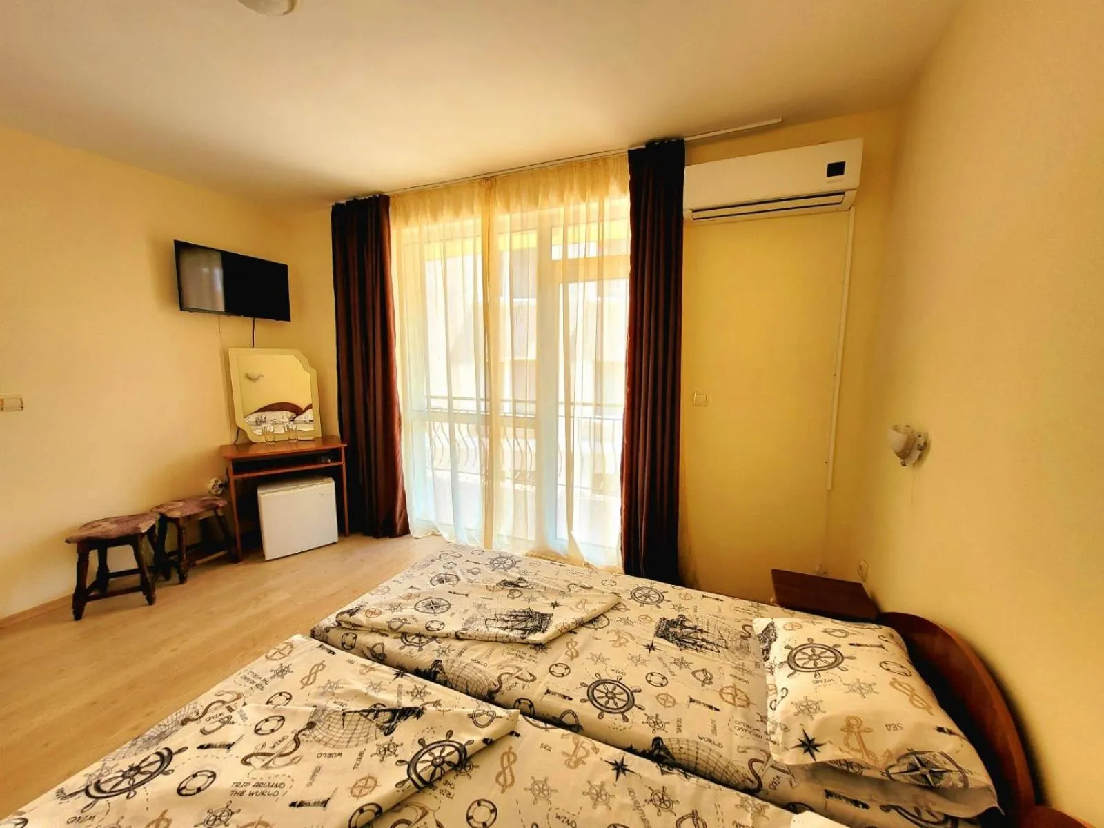 Communal lounge/ TV room, Bed in Guesthouse Iceberg