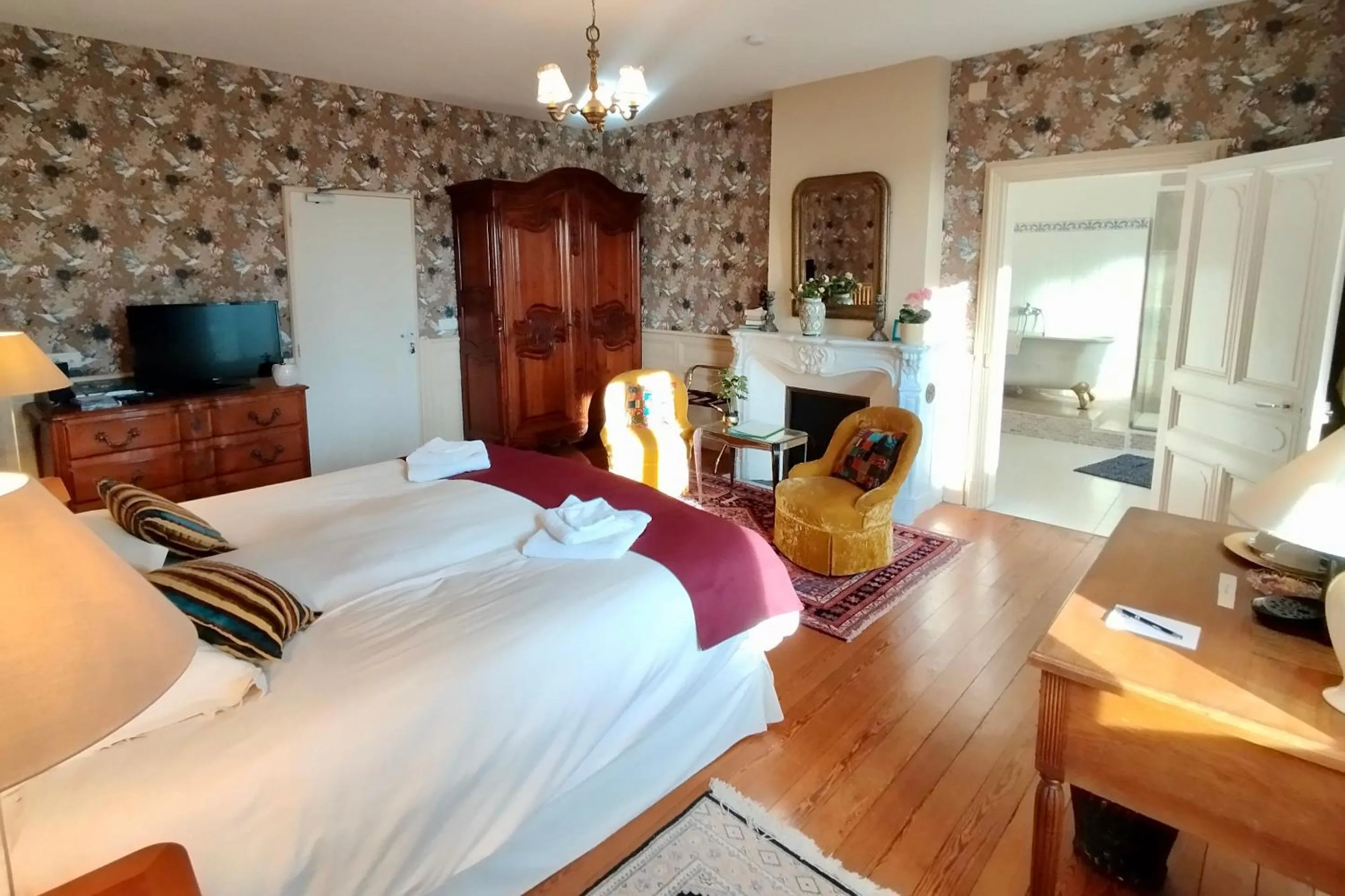 Bathroom, Bed in Domaine de Rasigous