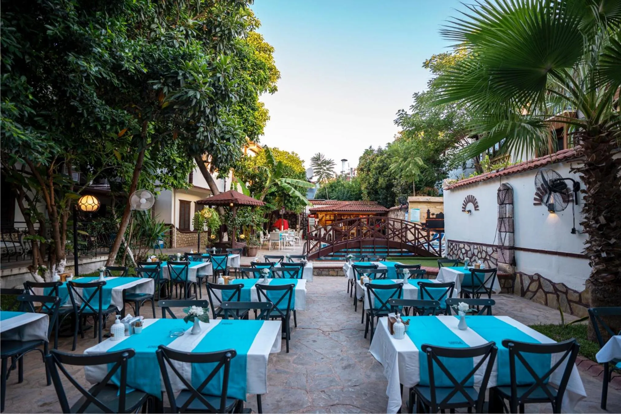 Restaurant/places to eat in Castle Old Town Hotel