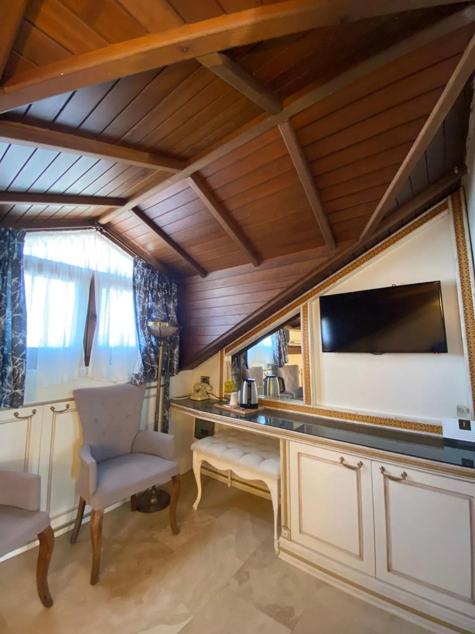 TV and multimedia in Castle Old Town Hotel