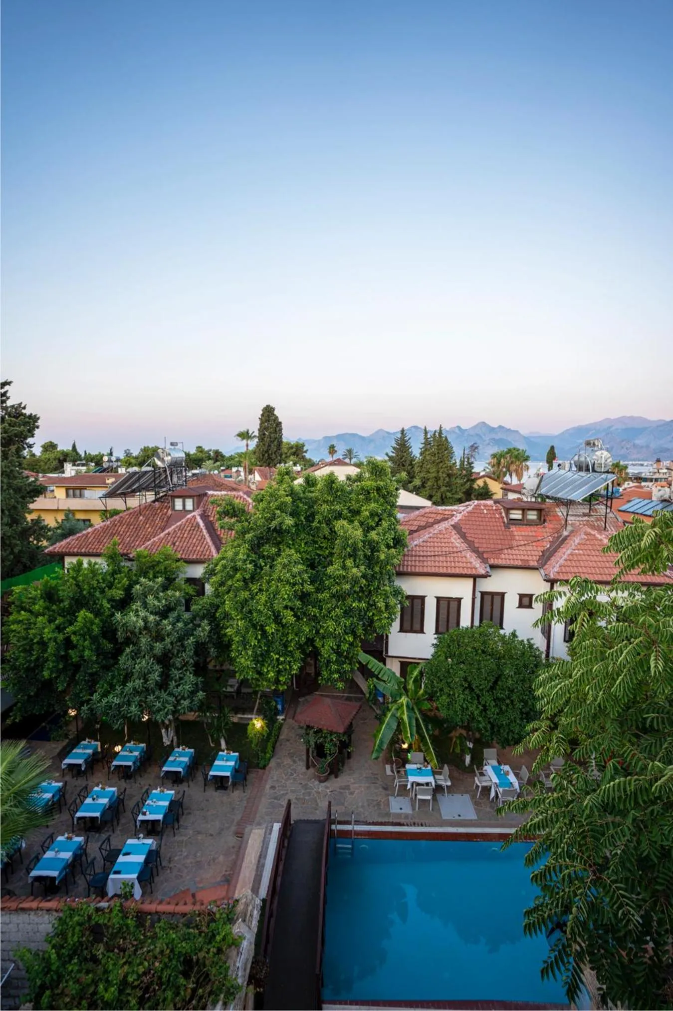 Restaurant/places to eat in Castle Old Town Hotel