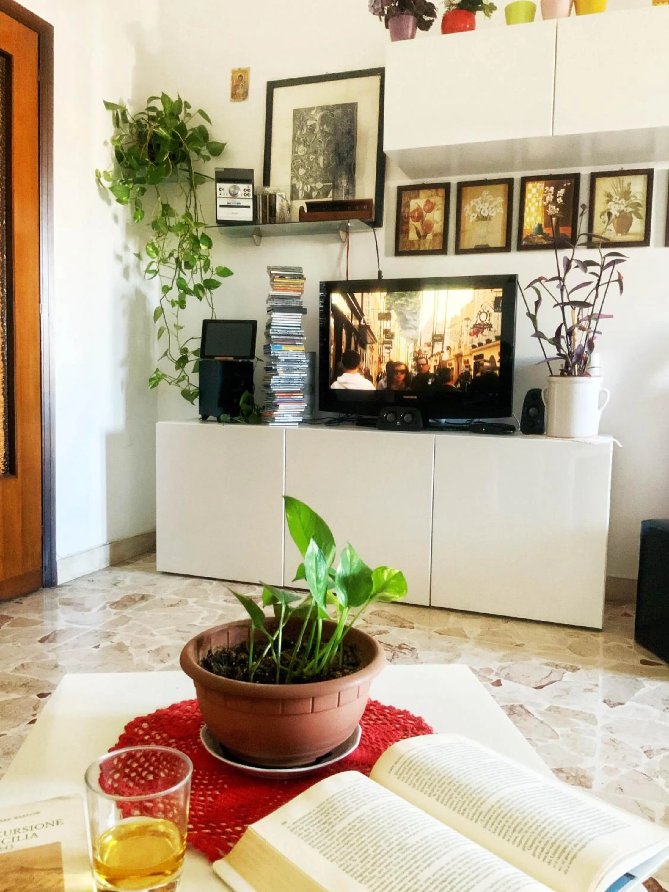 Communal lounge/ TV room in Trinaco B&B