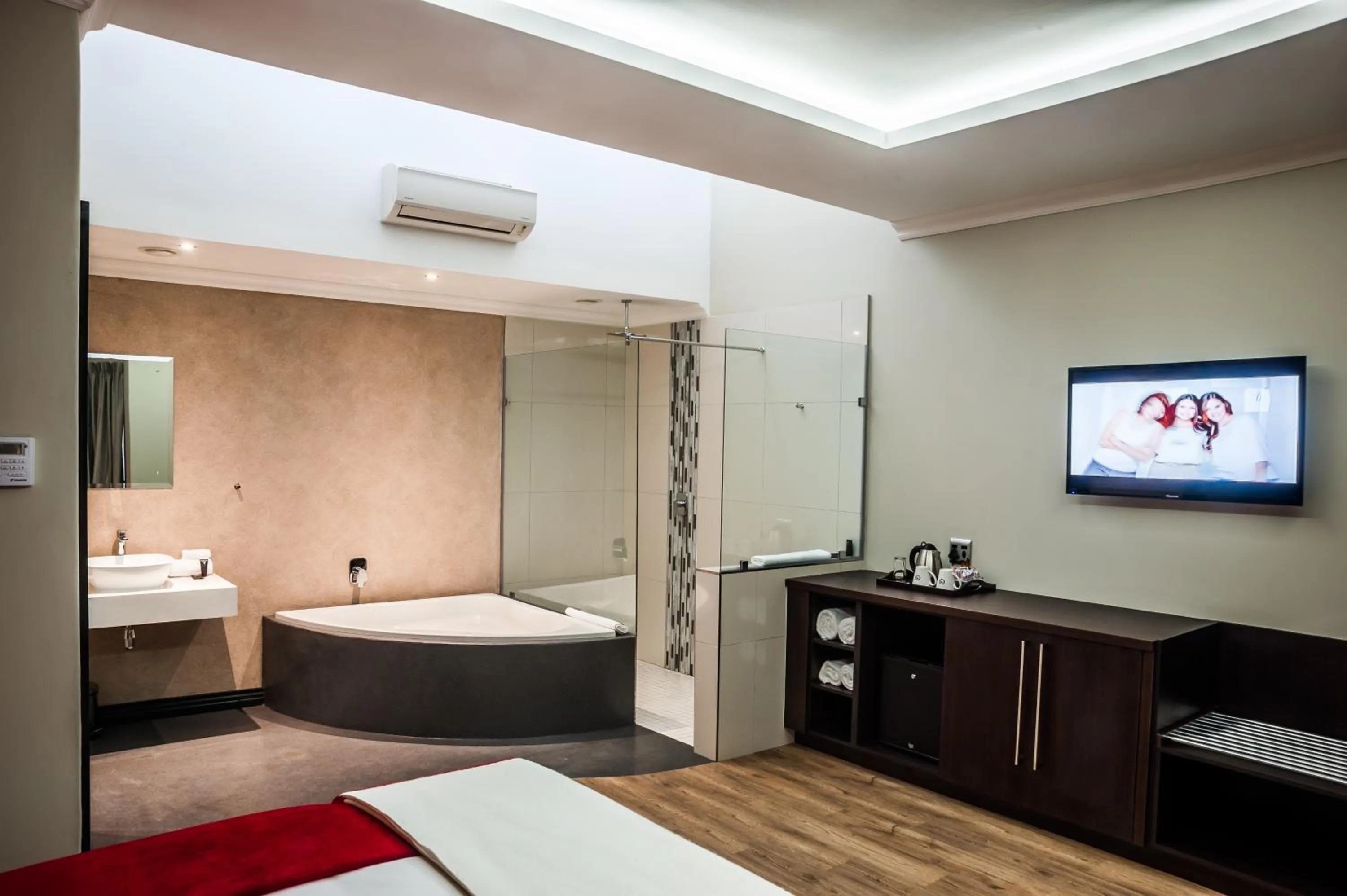 Bathroom, Bed in Hotel Savoy and Conference Centre