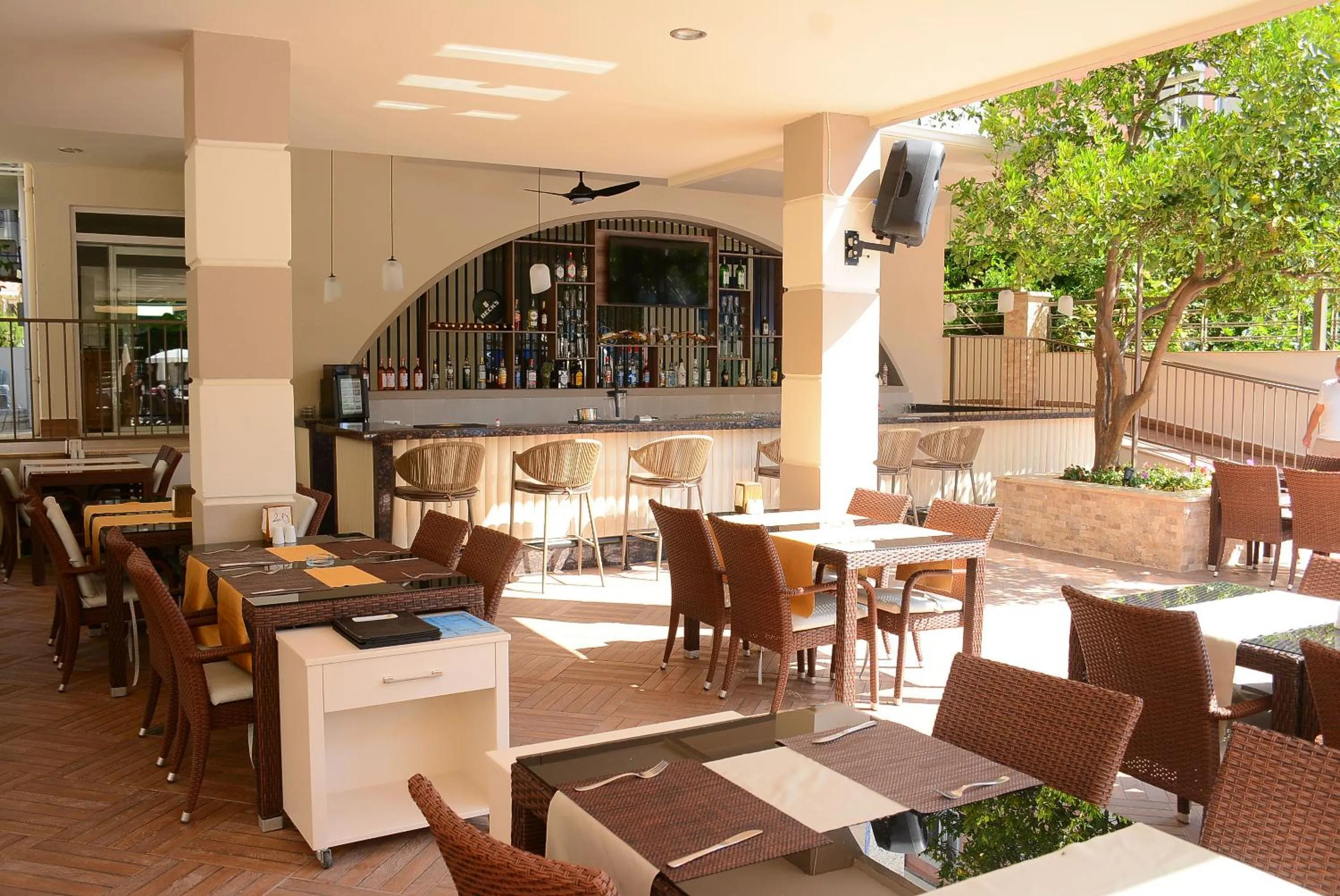 Restaurant/places to eat in Almera Park Apart Hotel