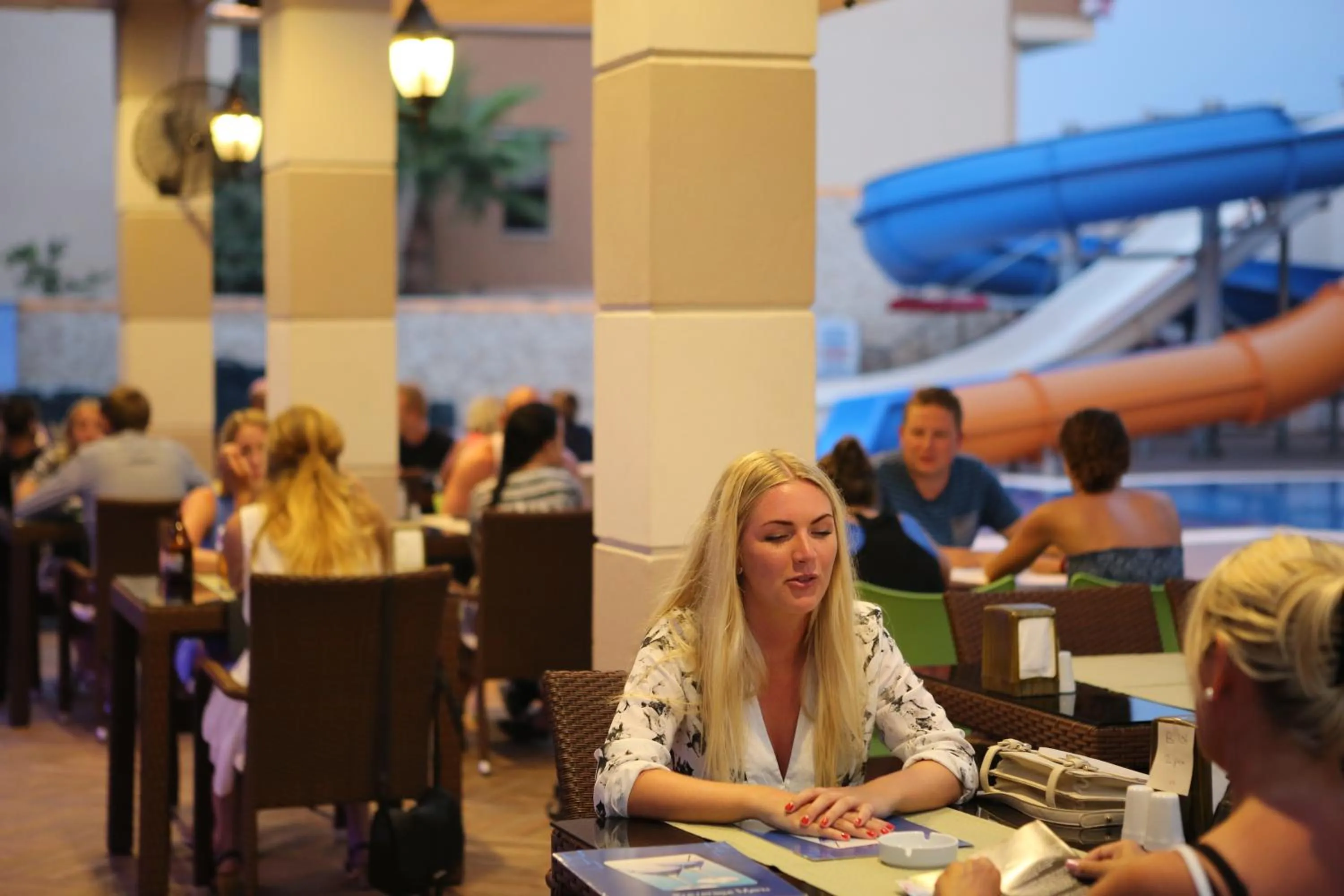 Restaurant/places to eat in Almera Park Apart Hotel