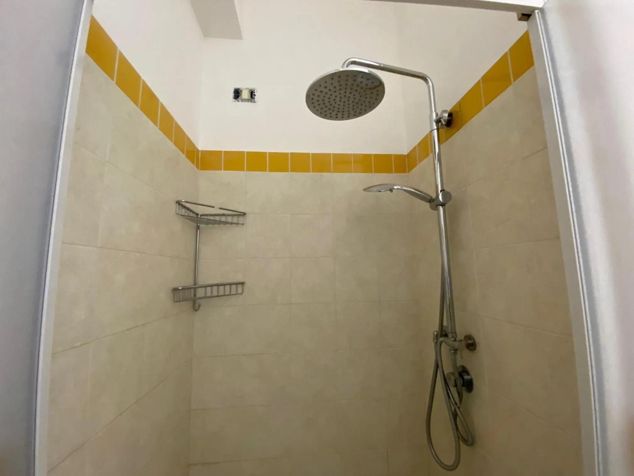 Shower in Le casette di Frà al Bondì