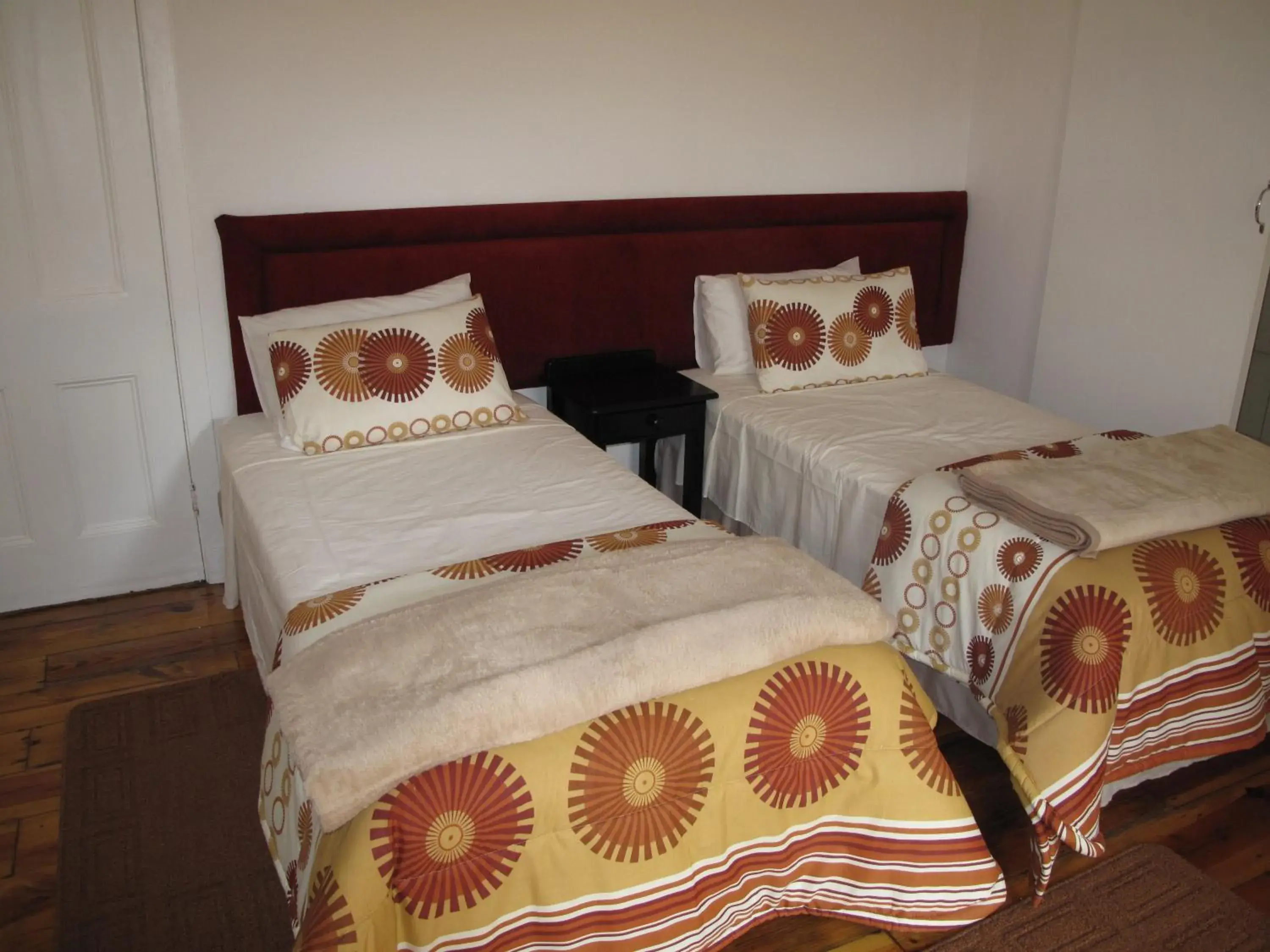 Three-Bedroom Apartment with Sofa Bed (8 Adults) in The Crescent Guesthouses - BnB/Self Catering Three-Bedroom Apartment with Sofa Bed (8 Adults) in The Crescent Guesthouses - BnB/Self Catering