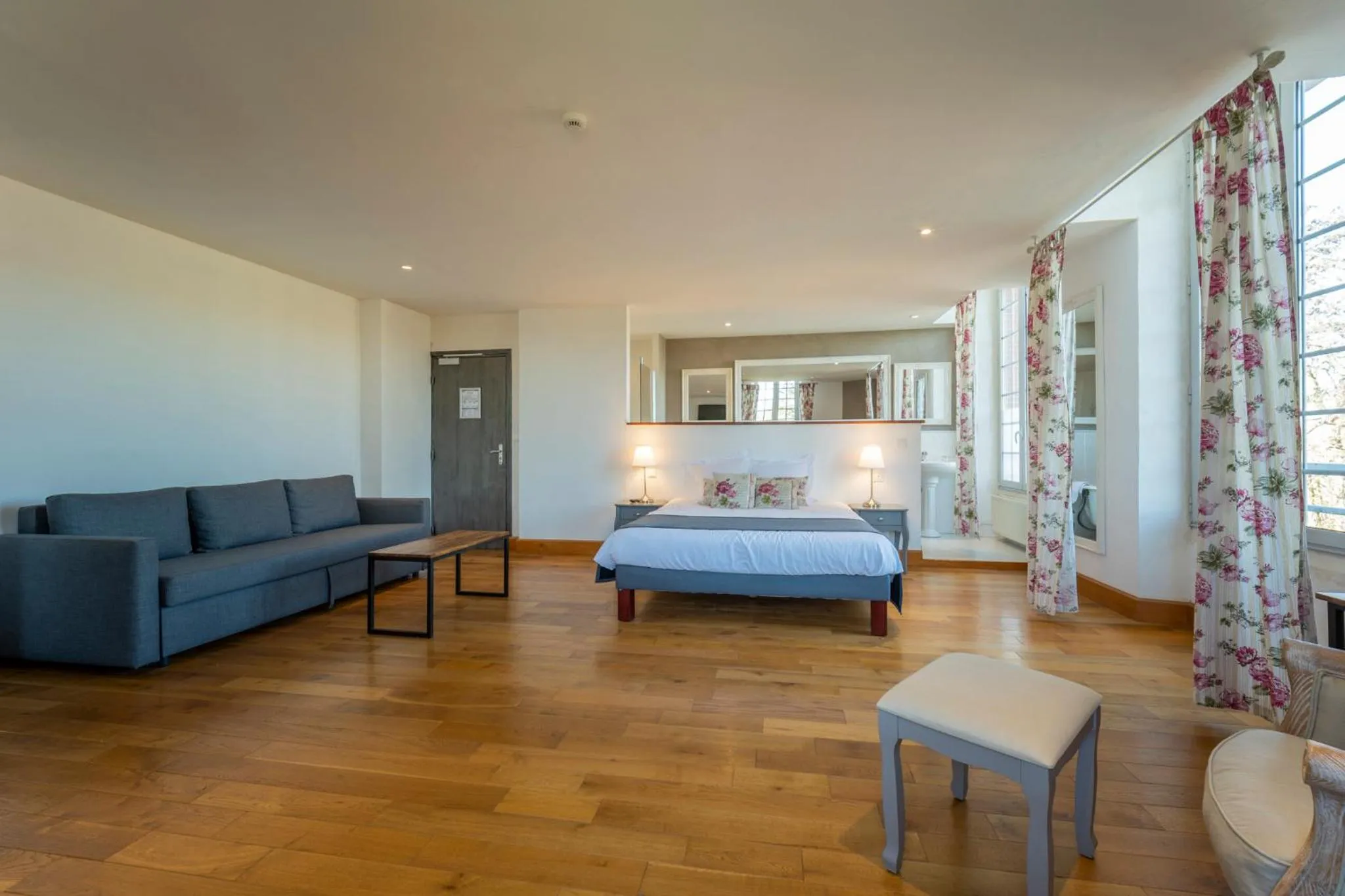 Photo of the whole room, Bed in Château de Loubéjac