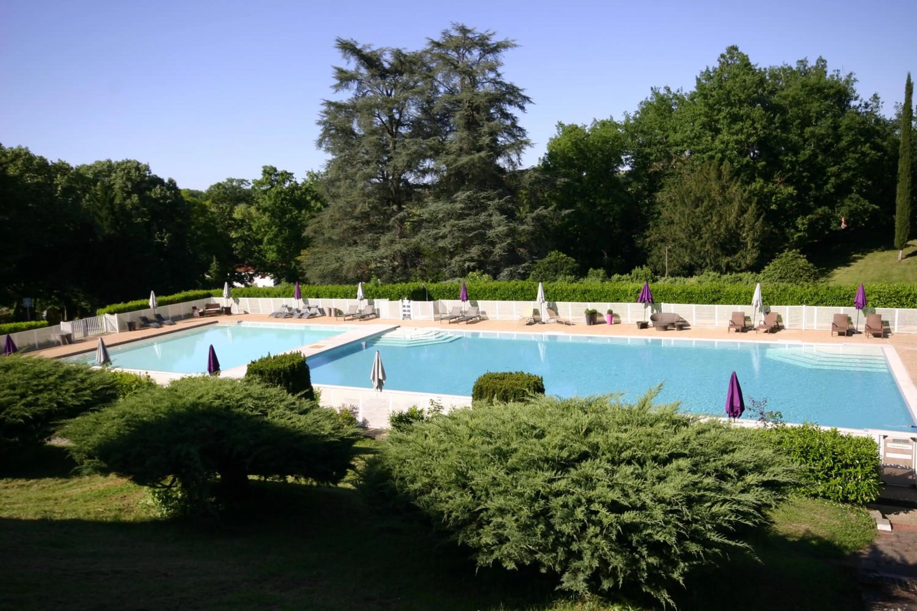 Pool view in Château de Loubéjac
