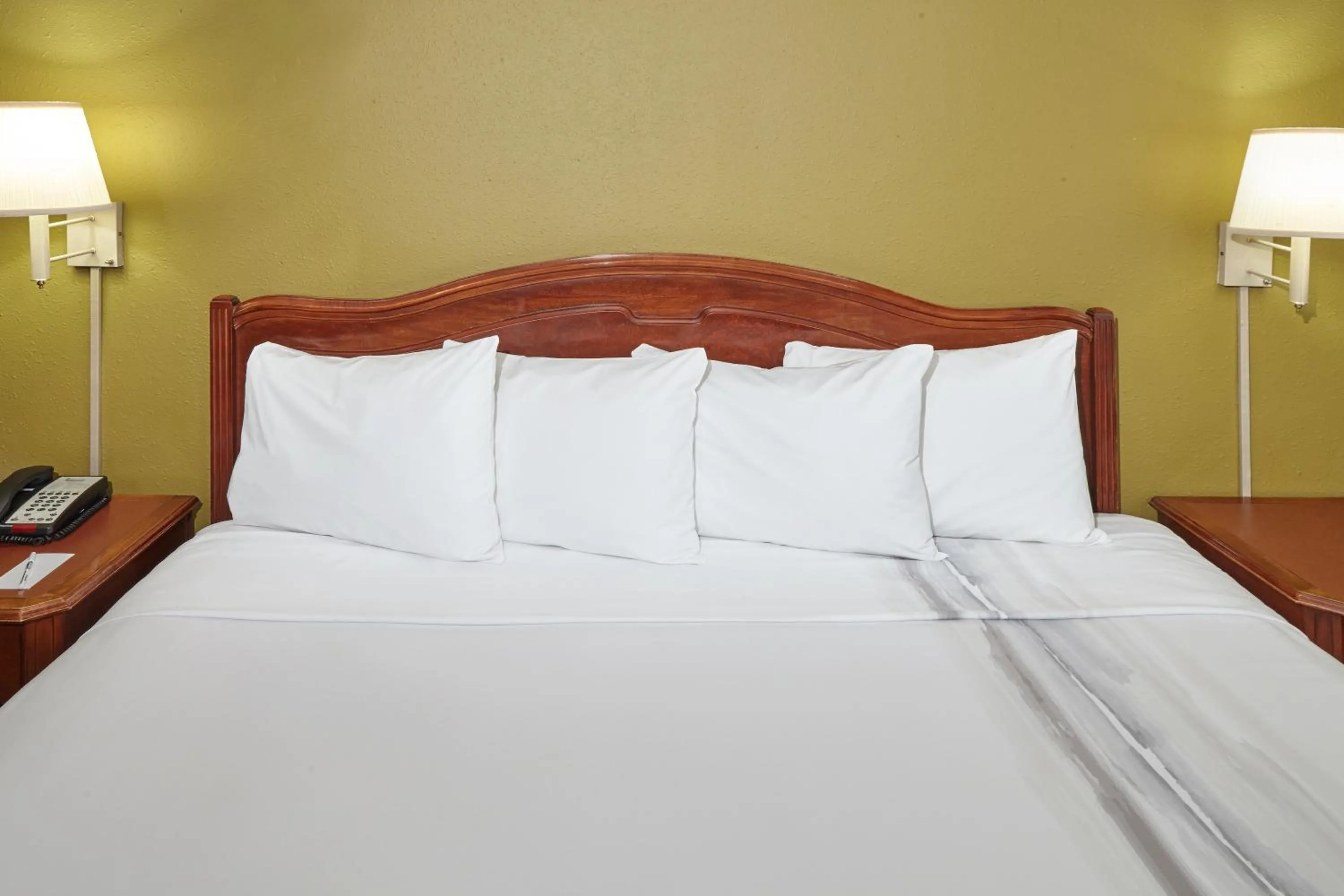 Bed in Chicago Lakeshore Hotel