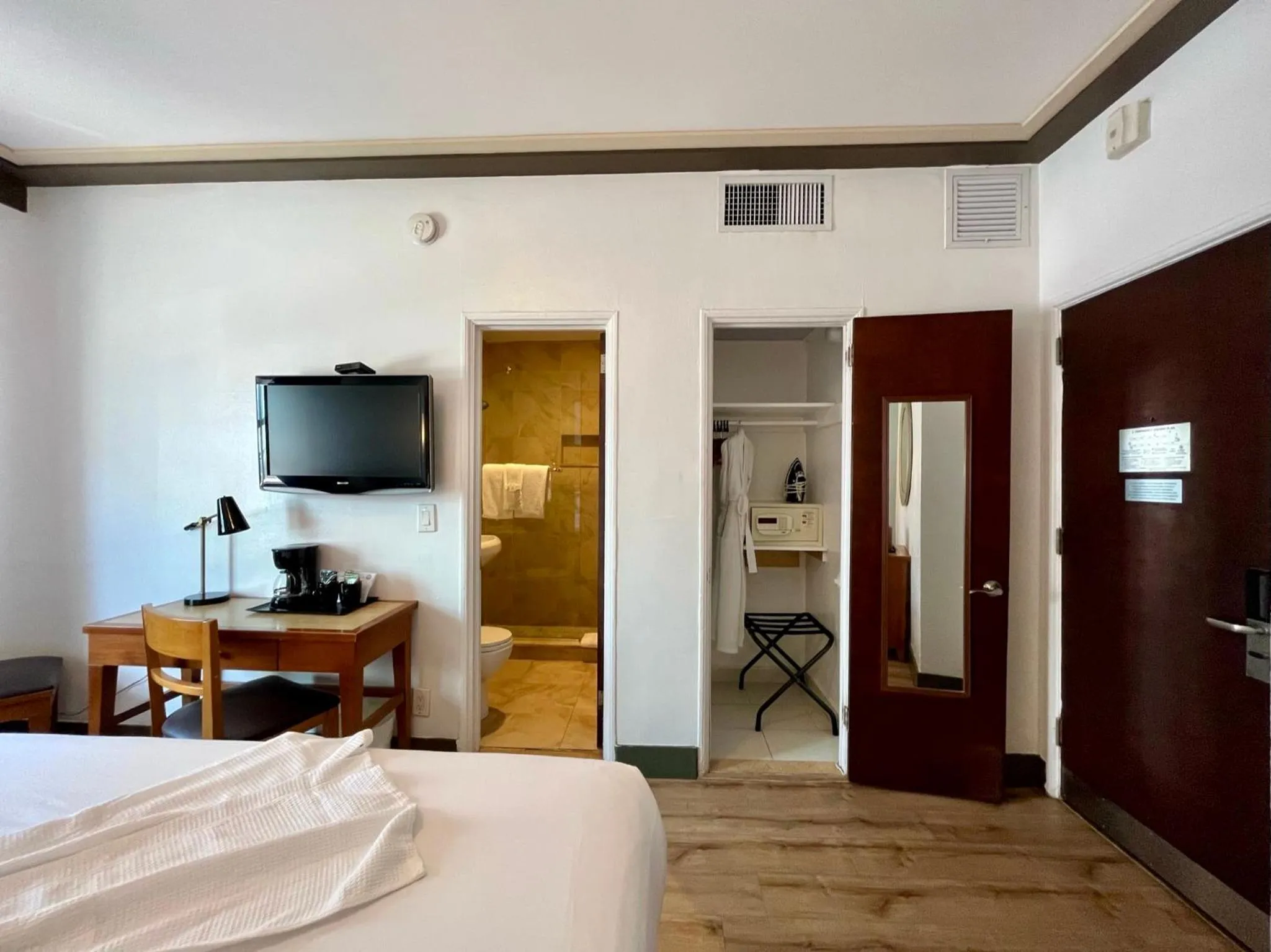 Photo of the whole room, Bed in Majestic Hotel South Beach