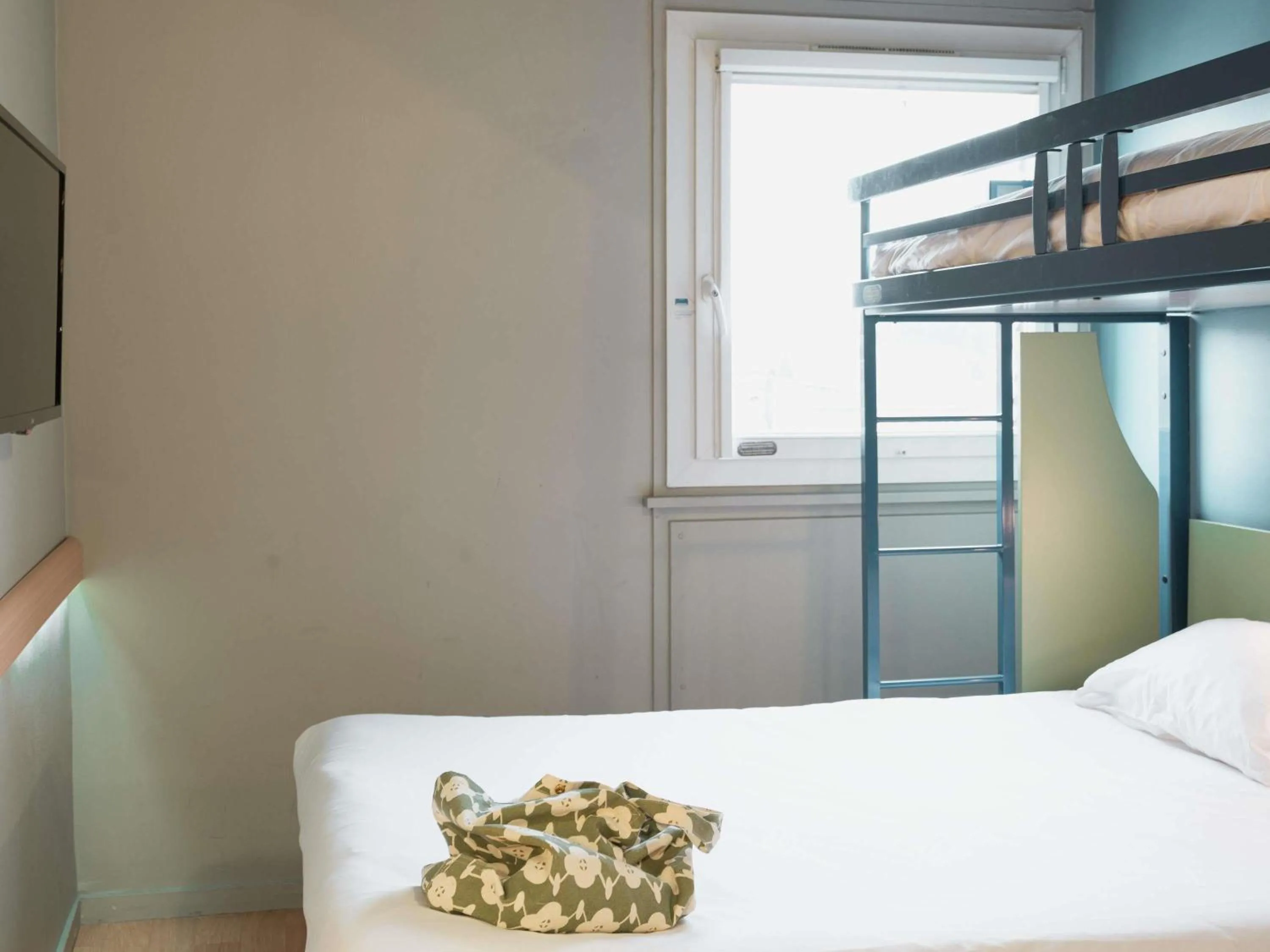 Bedroom, Bed in ibis budget Thonon Les Bains