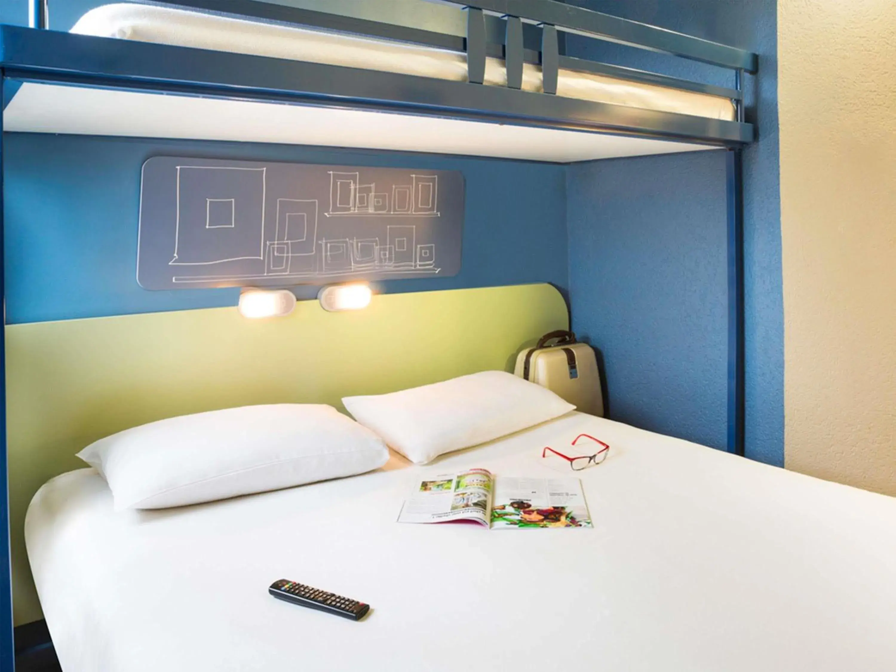 Triple Room with One Double Bed and One Bunk Bed in ibis budget Thonon Les Bains Triple Room with One Double Bed and One Bunk Bed in ibis budget Thonon Les Bains