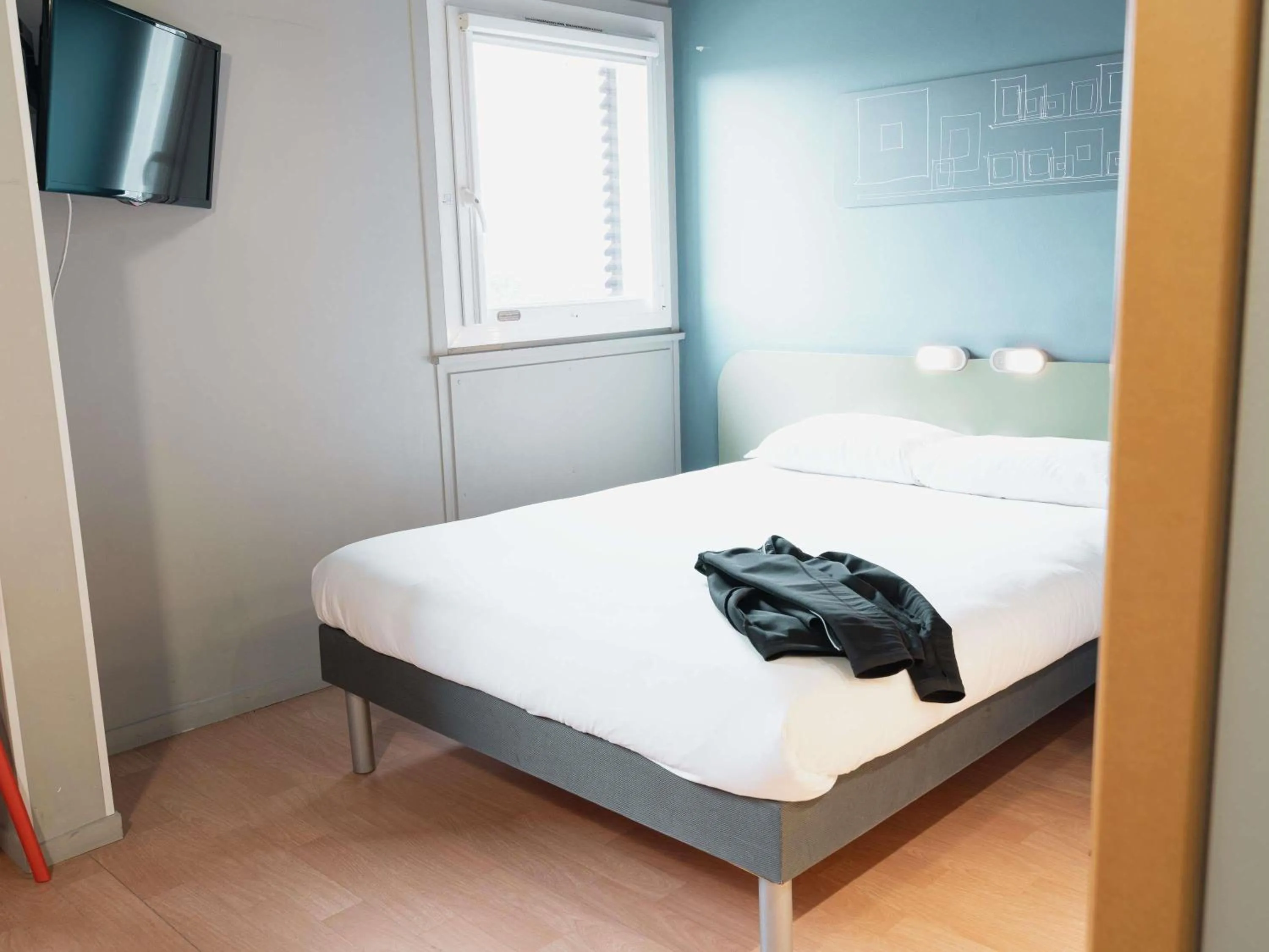 Bedroom, Bed in ibis budget Thonon Les Bains