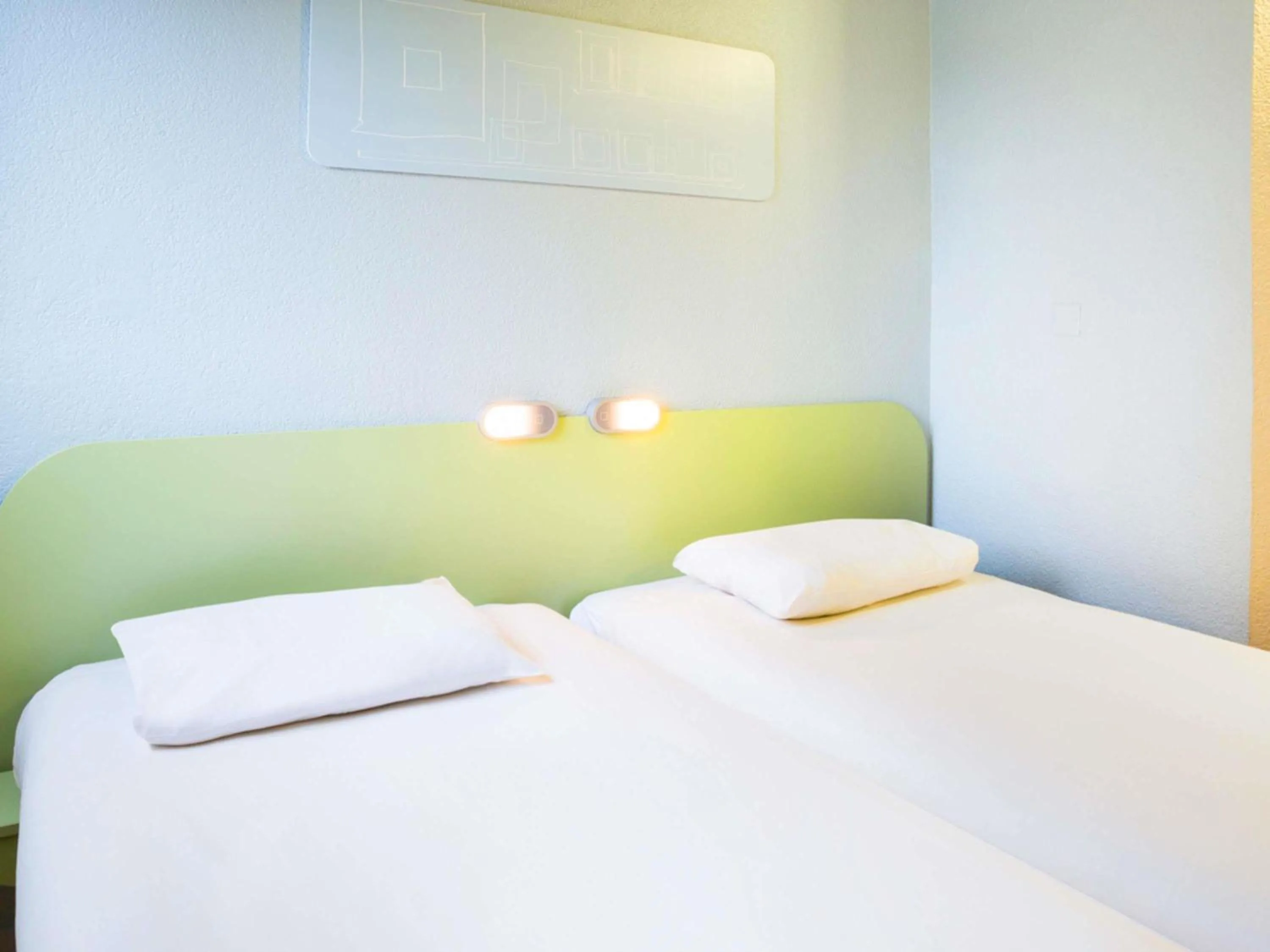 Bedroom, Bed in ibis budget Thonon Les Bains