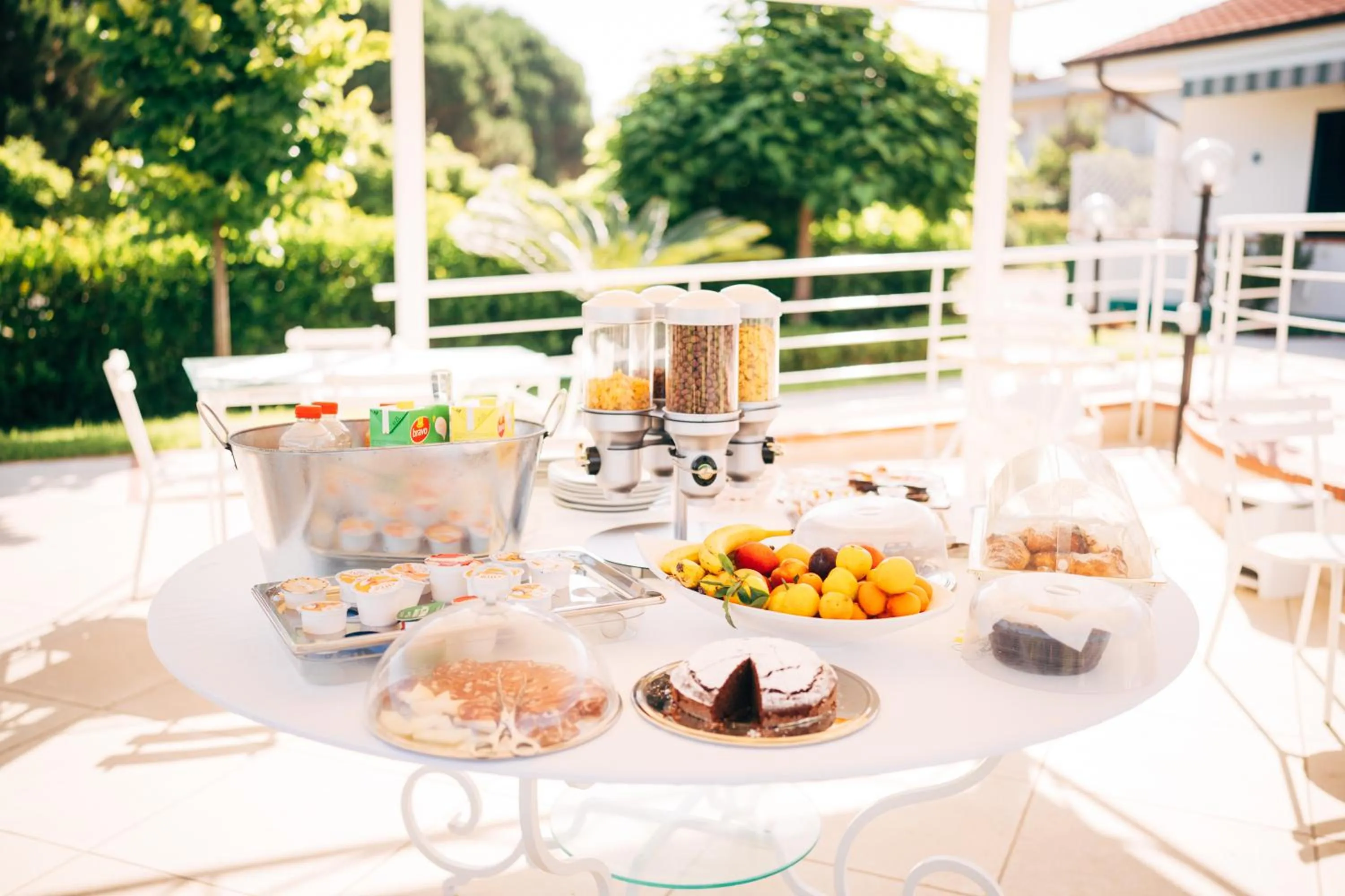 Breakfast in Villa Maredona