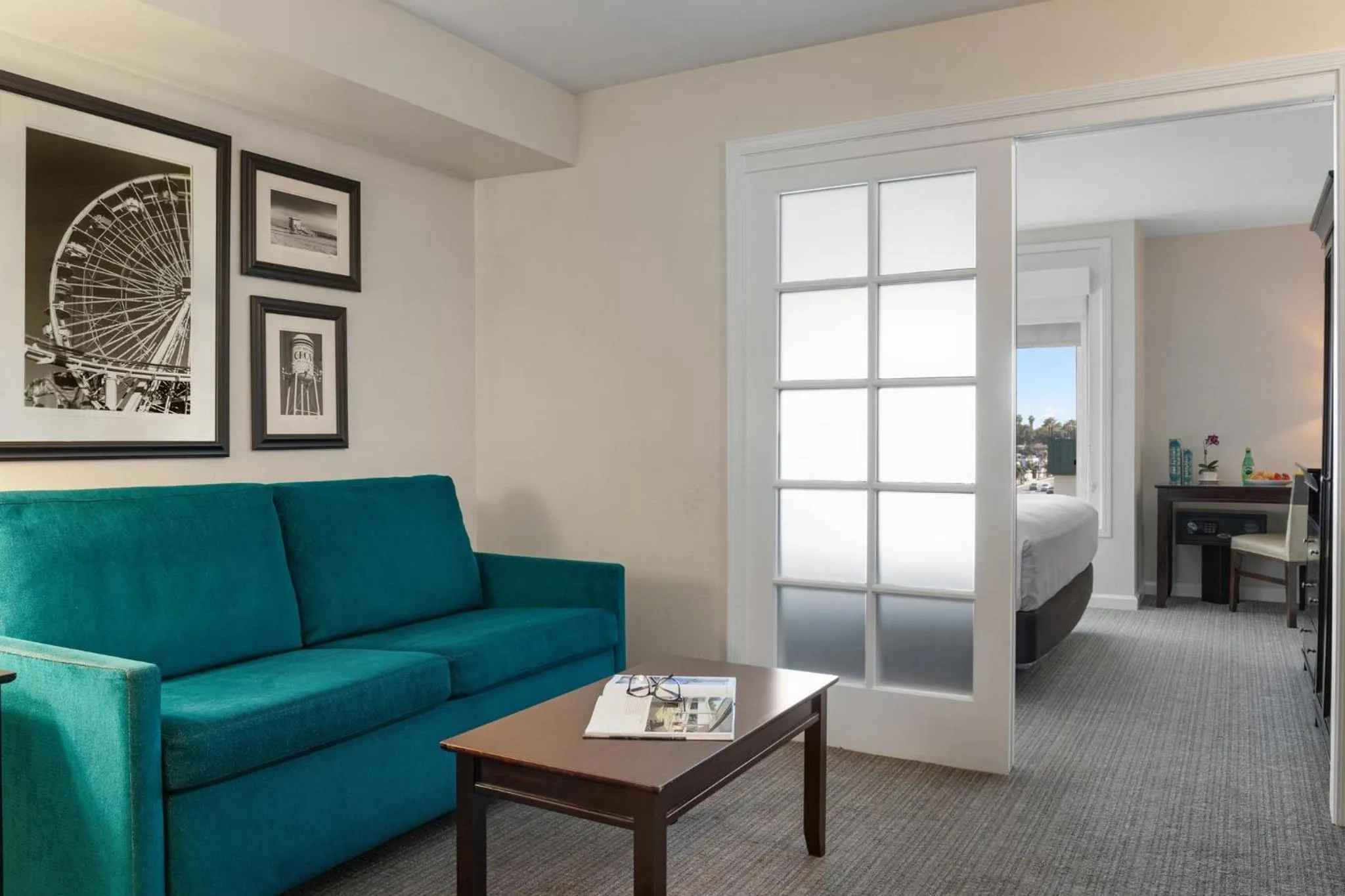 Living room, Bed in Peacock Suites