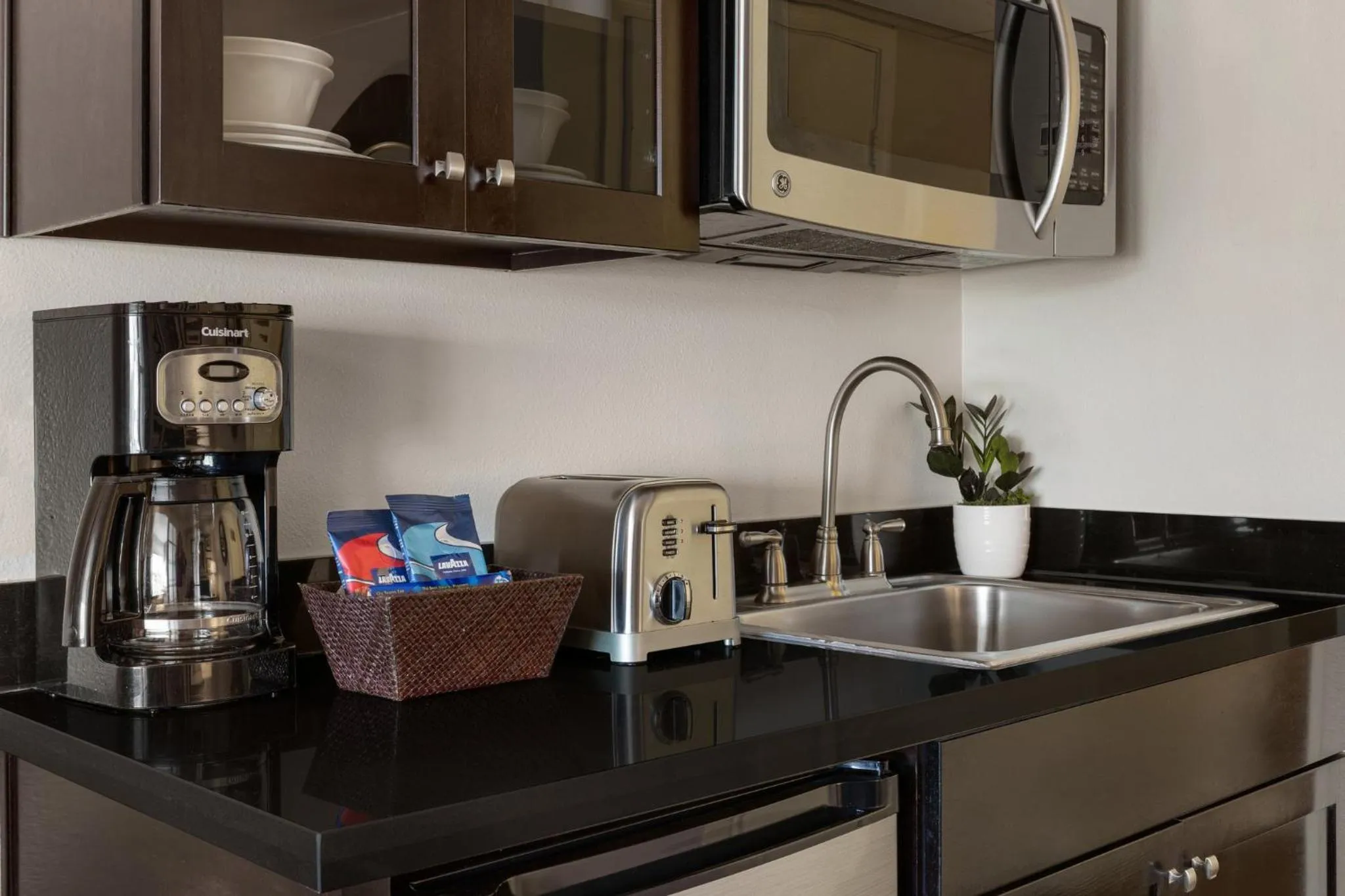 Kitchen or kitchenette in Peacock Suites