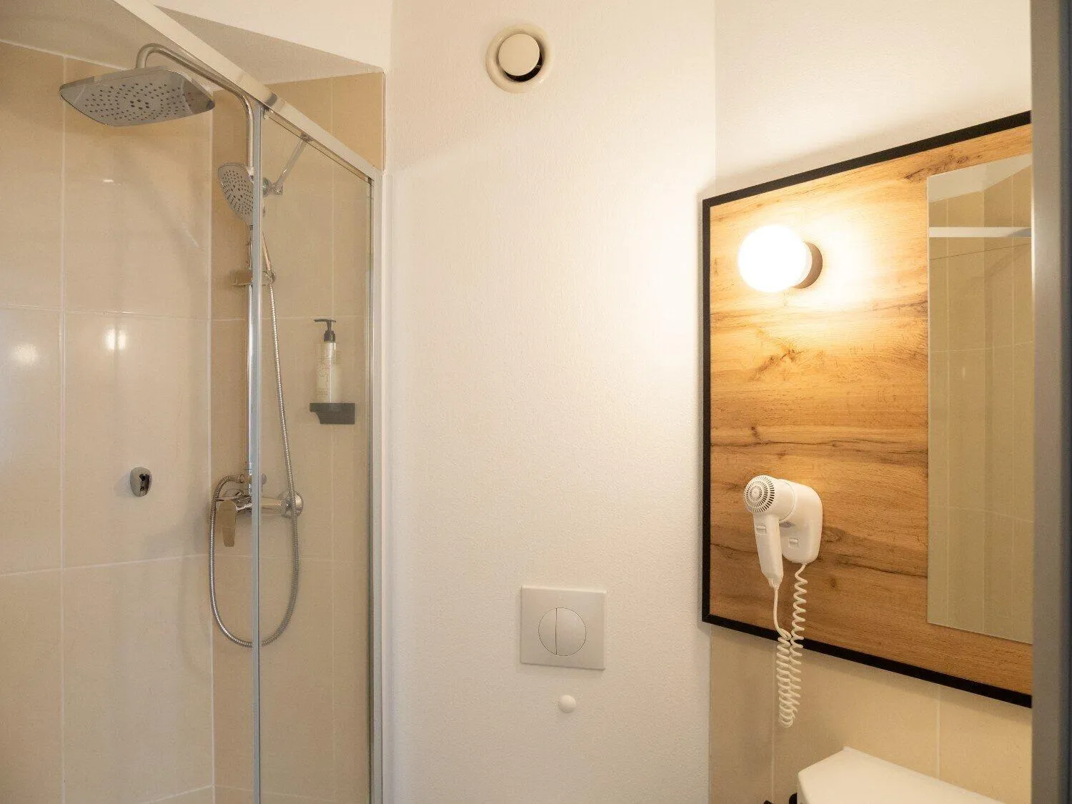 Photo of the whole room in B&B HOTEL Wrocław Centrum