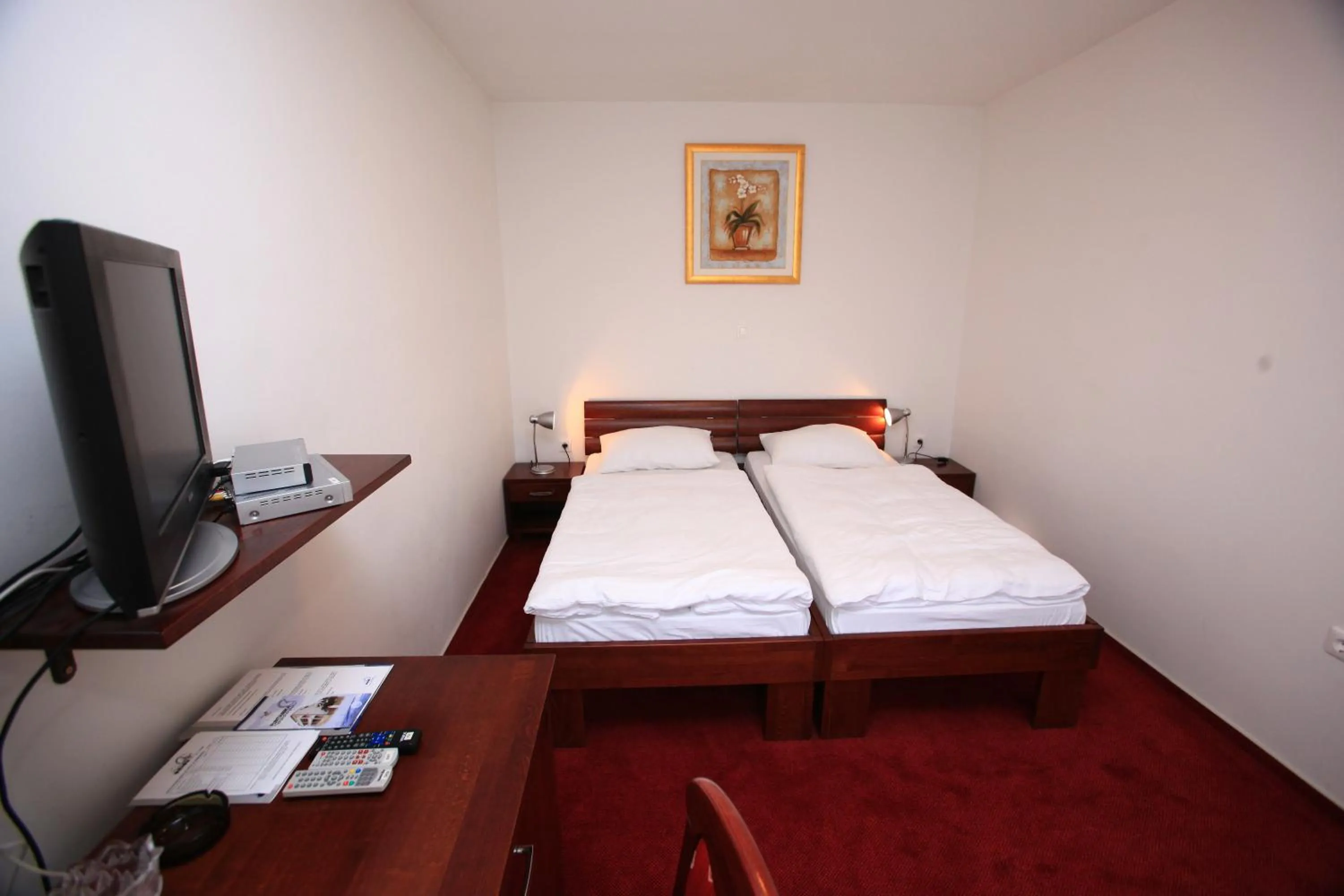 Shower, Bed in Hotel Orion