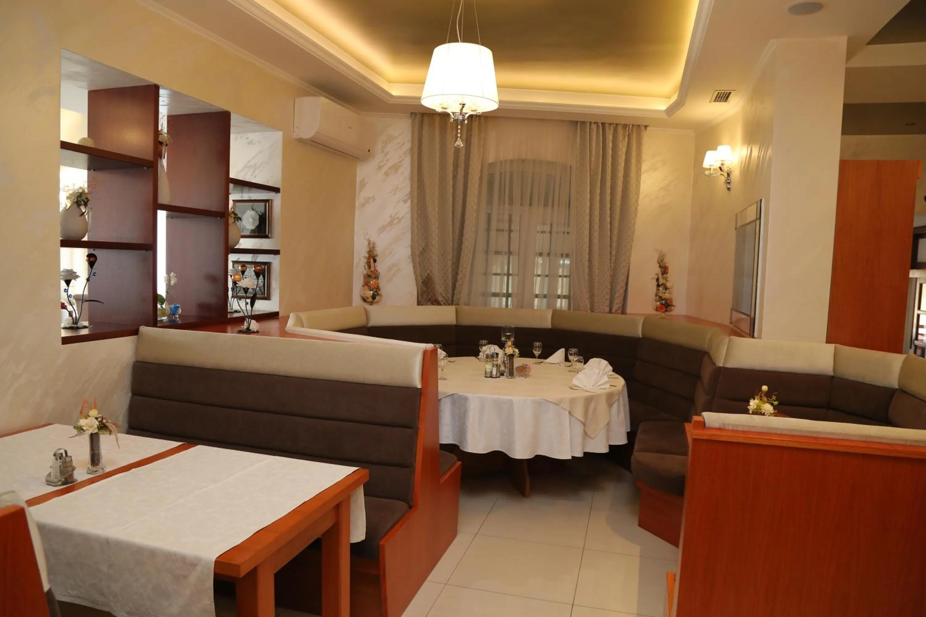 Restaurant/places to eat in Hotel Orion