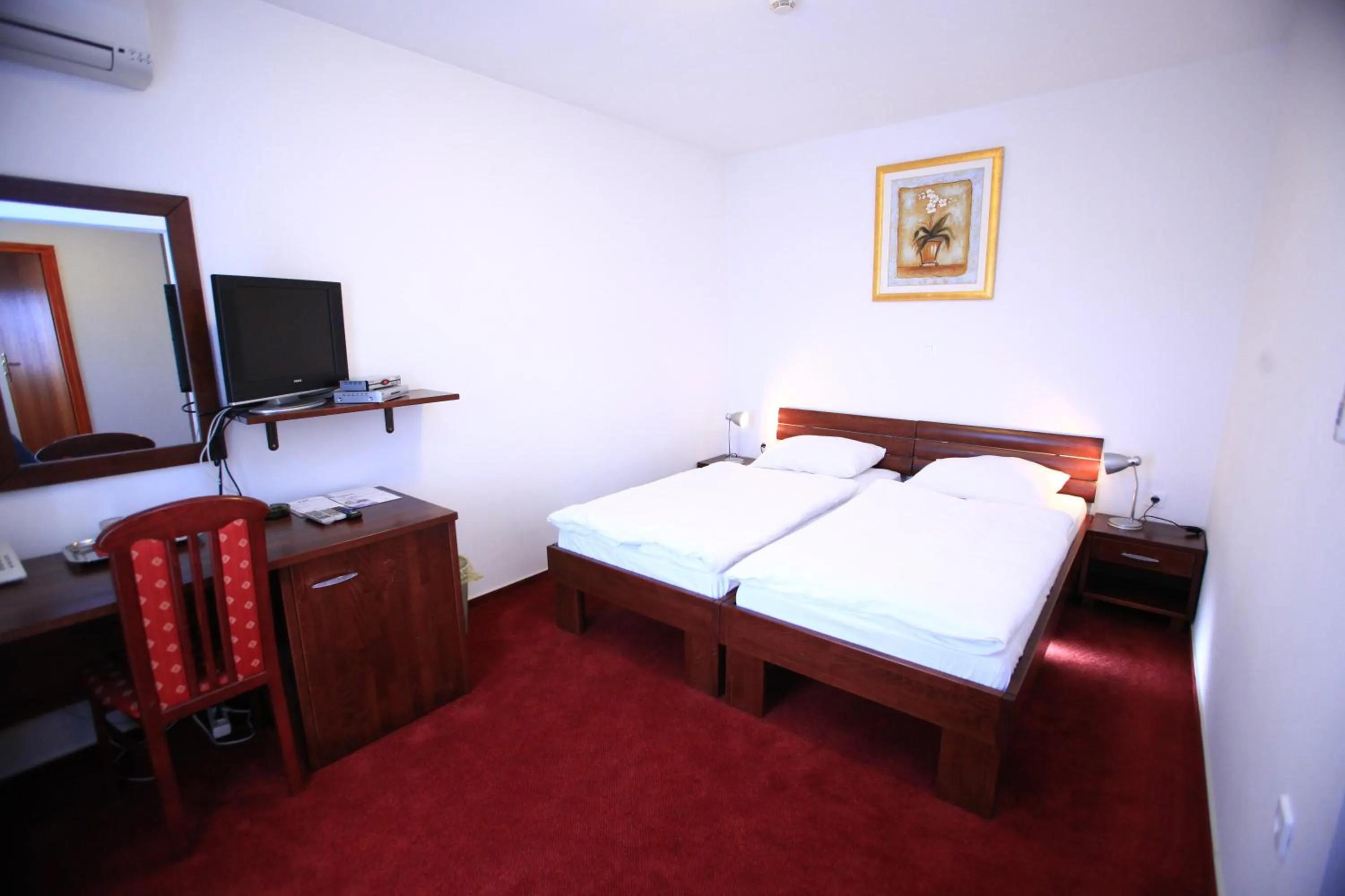 Shower, Bed in Hotel Orion