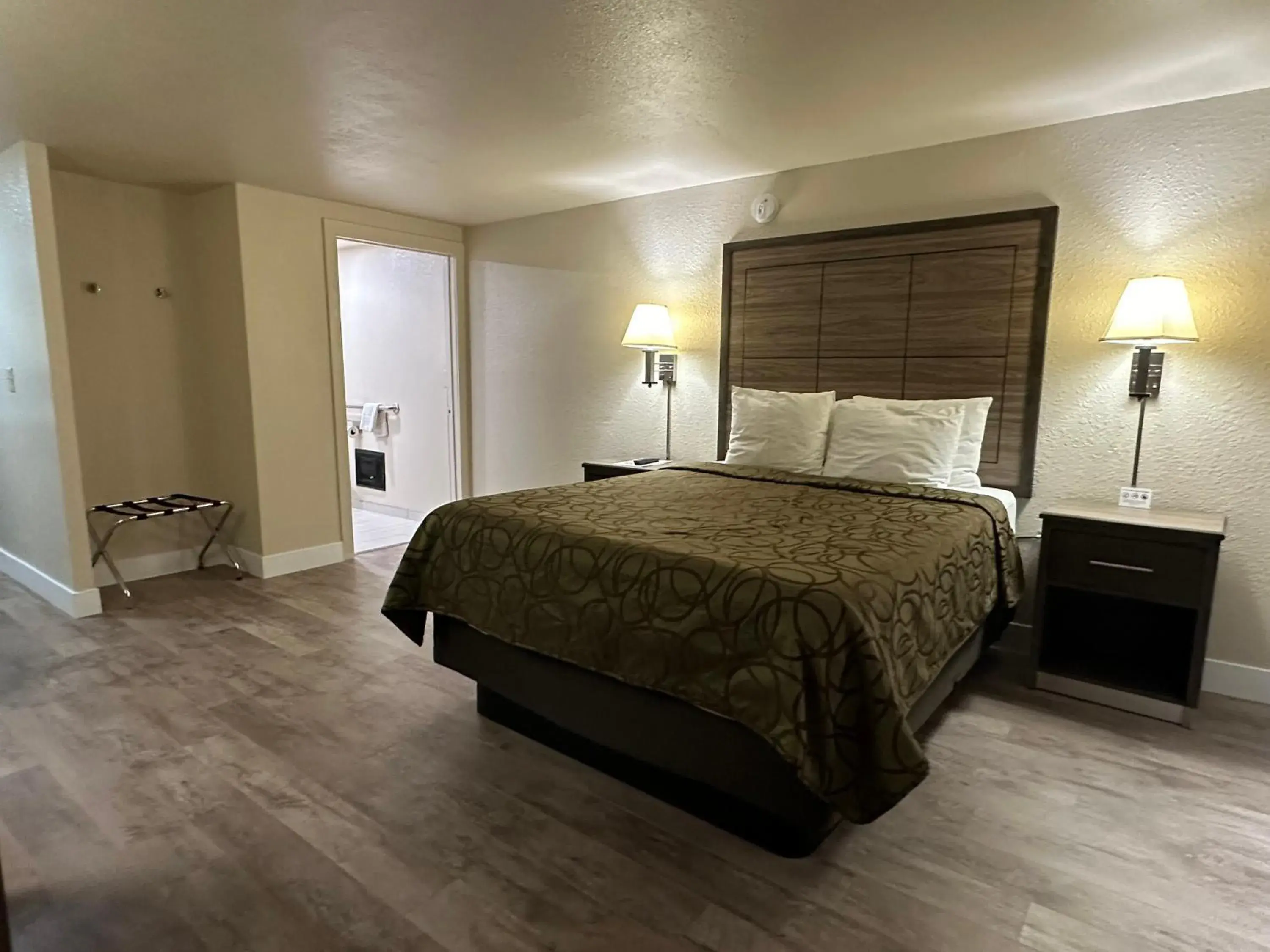 Queen Room - Disability Access in Motel In The Pines Queen Room - Disability Access in Motel In The Pines