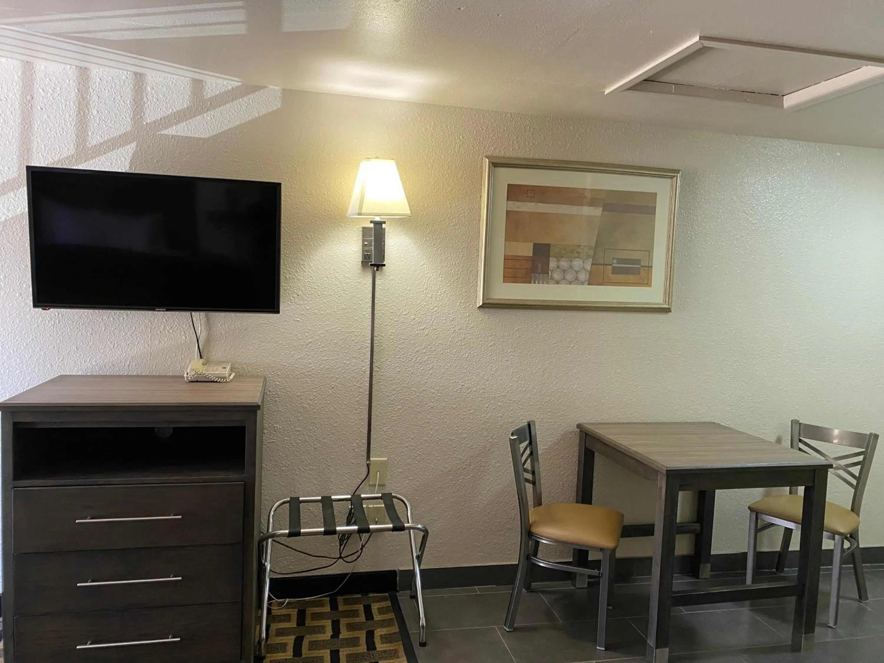 TV and multimedia in Motel In The Pines