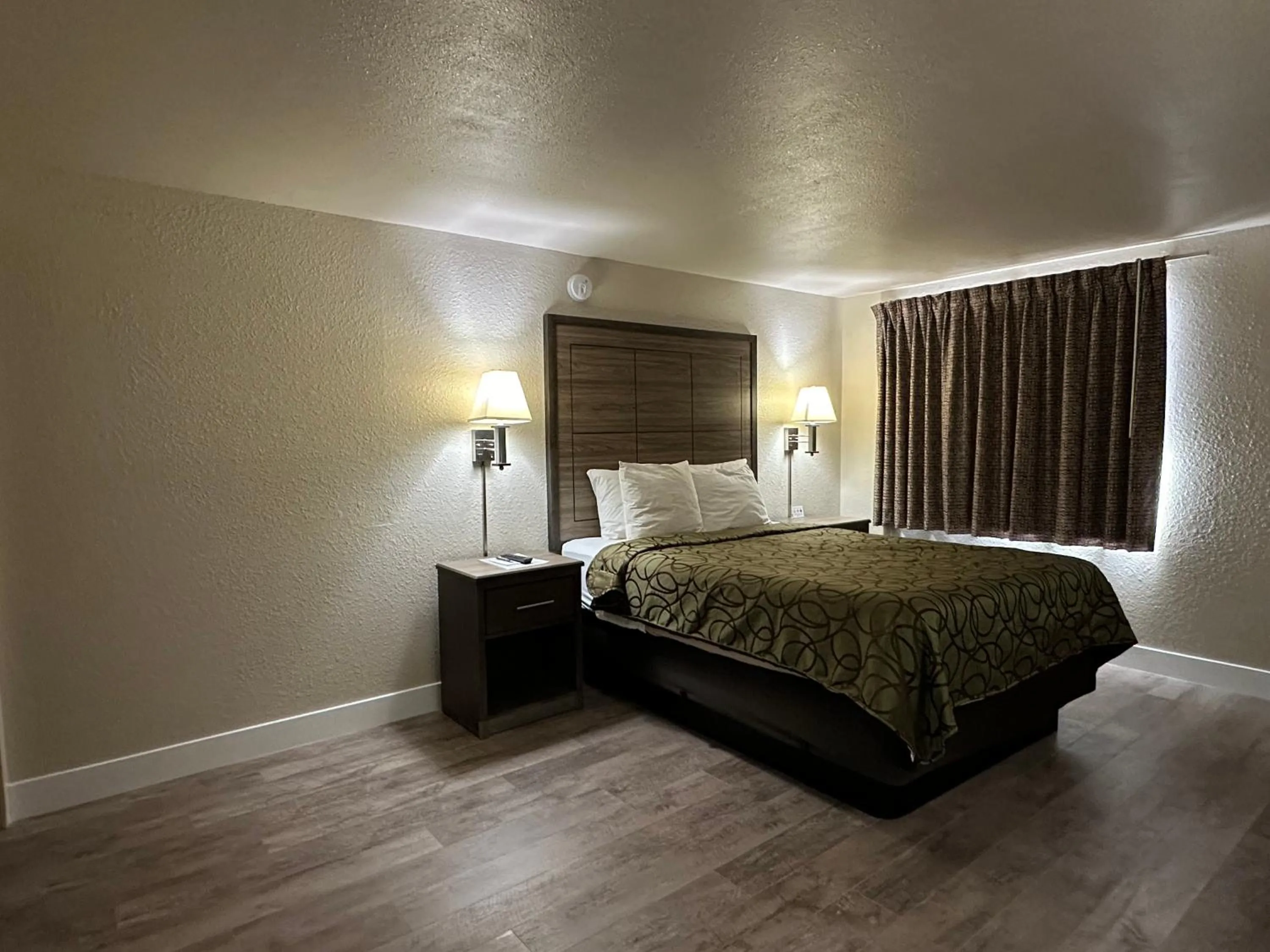 Bedroom, Bed in Motel In The Pines