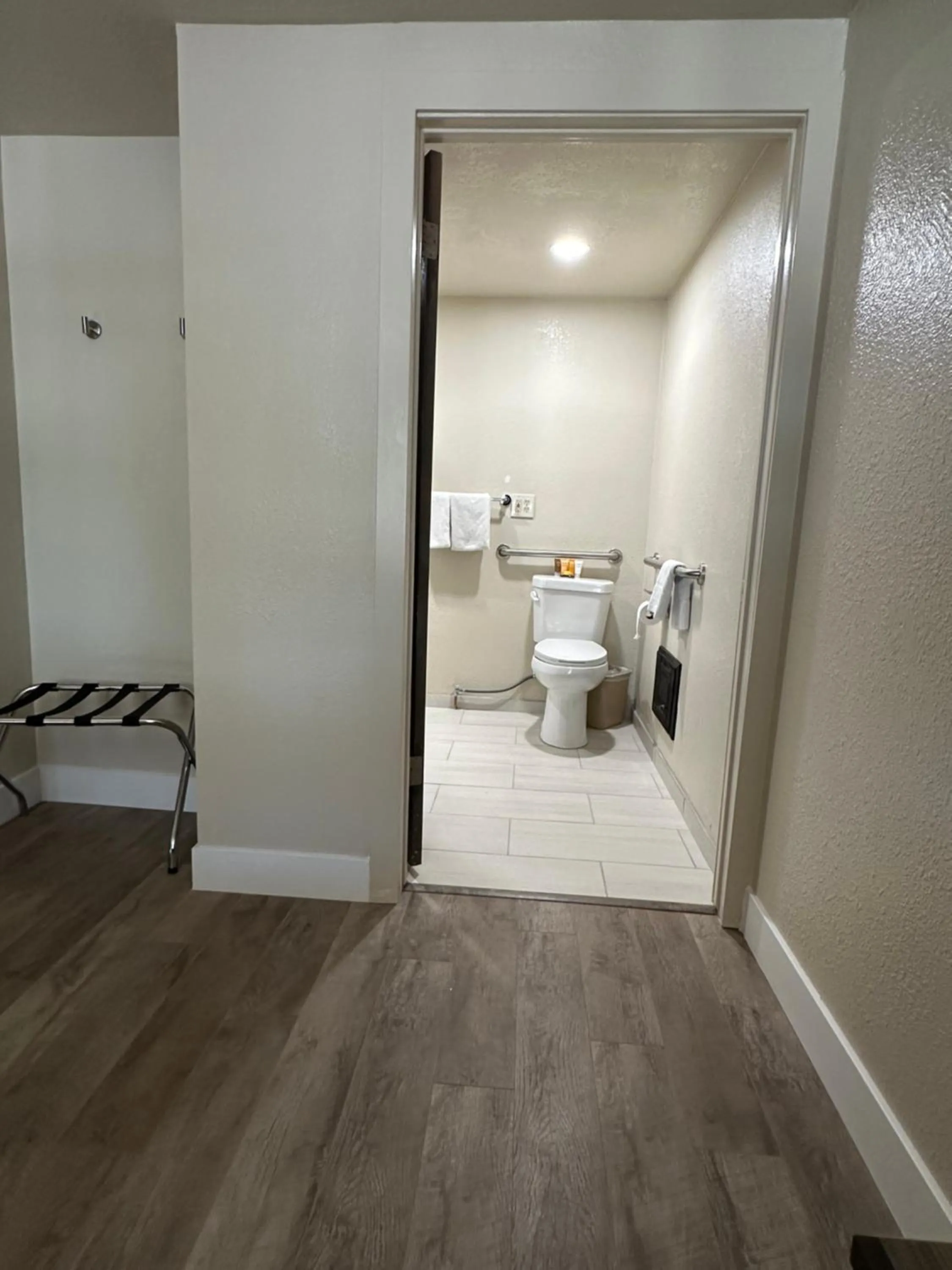 Bathroom in Motel In The Pines