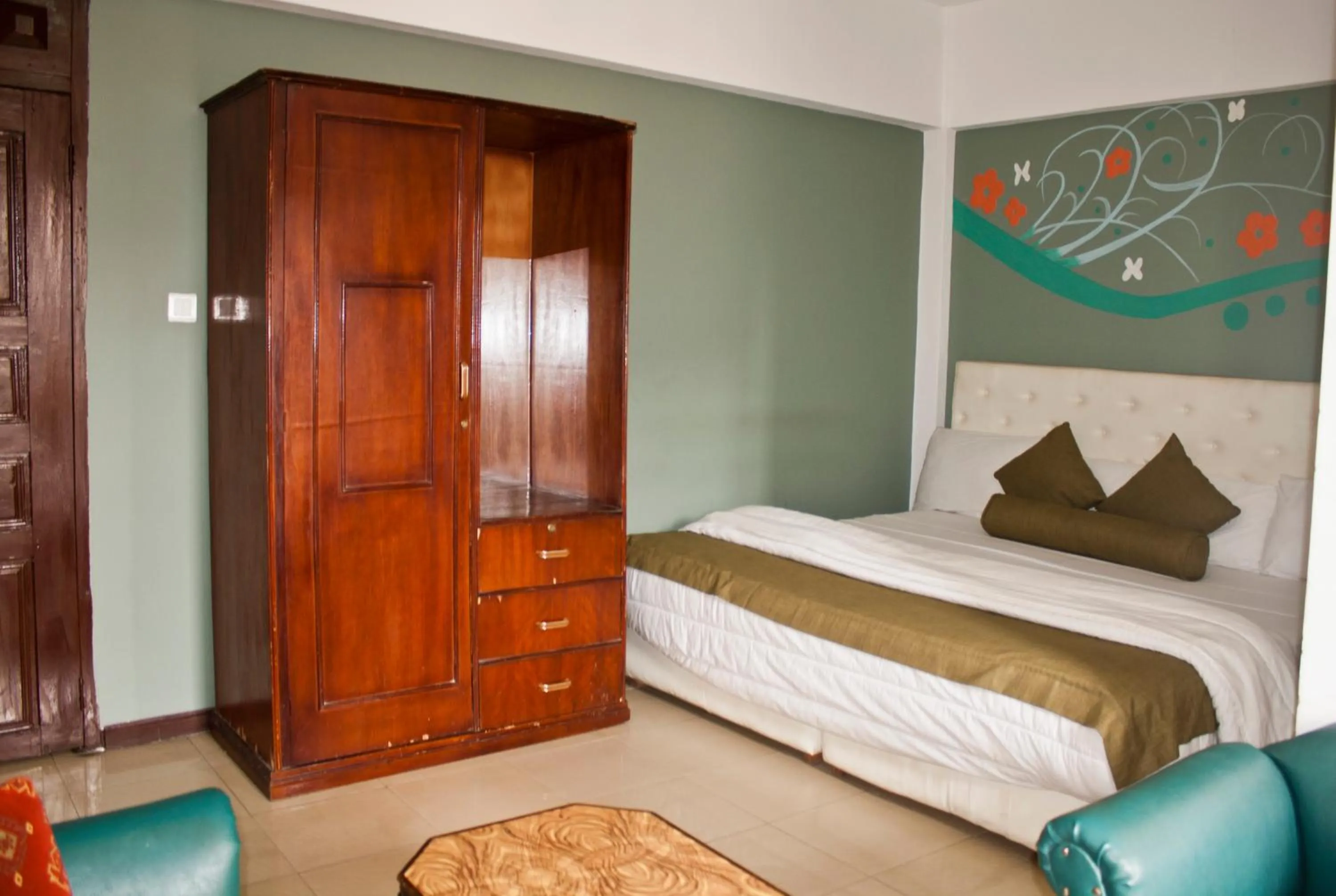 Bedroom, Bed in Niagara Hotel