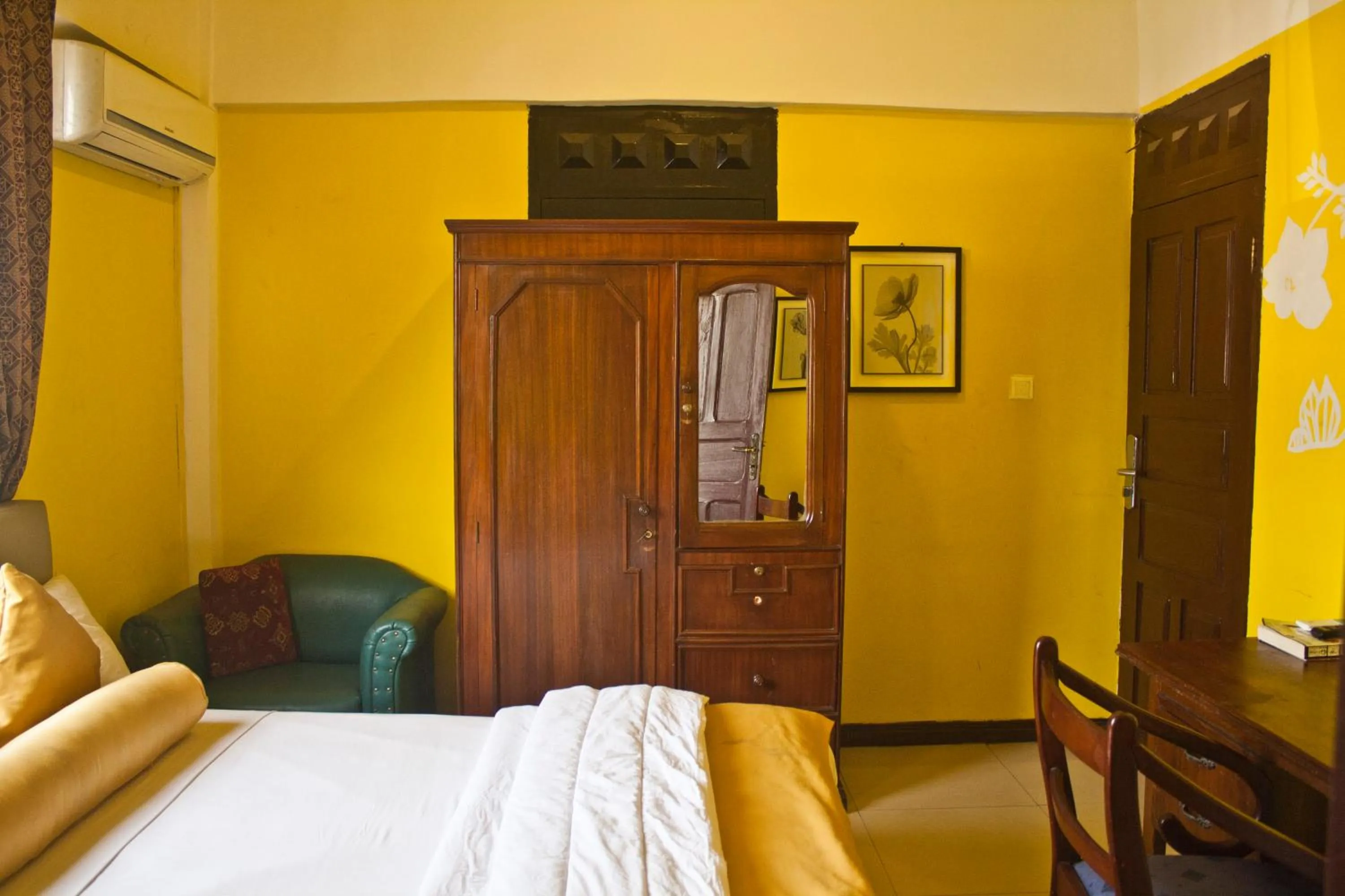 Bedroom, Bed in Niagara Hotel