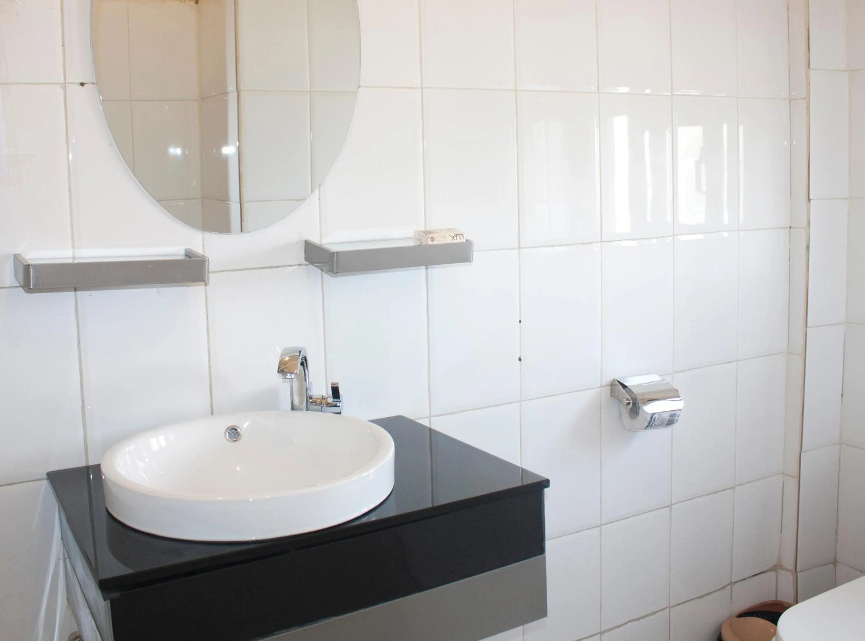 Bathroom in Niagara Hotel