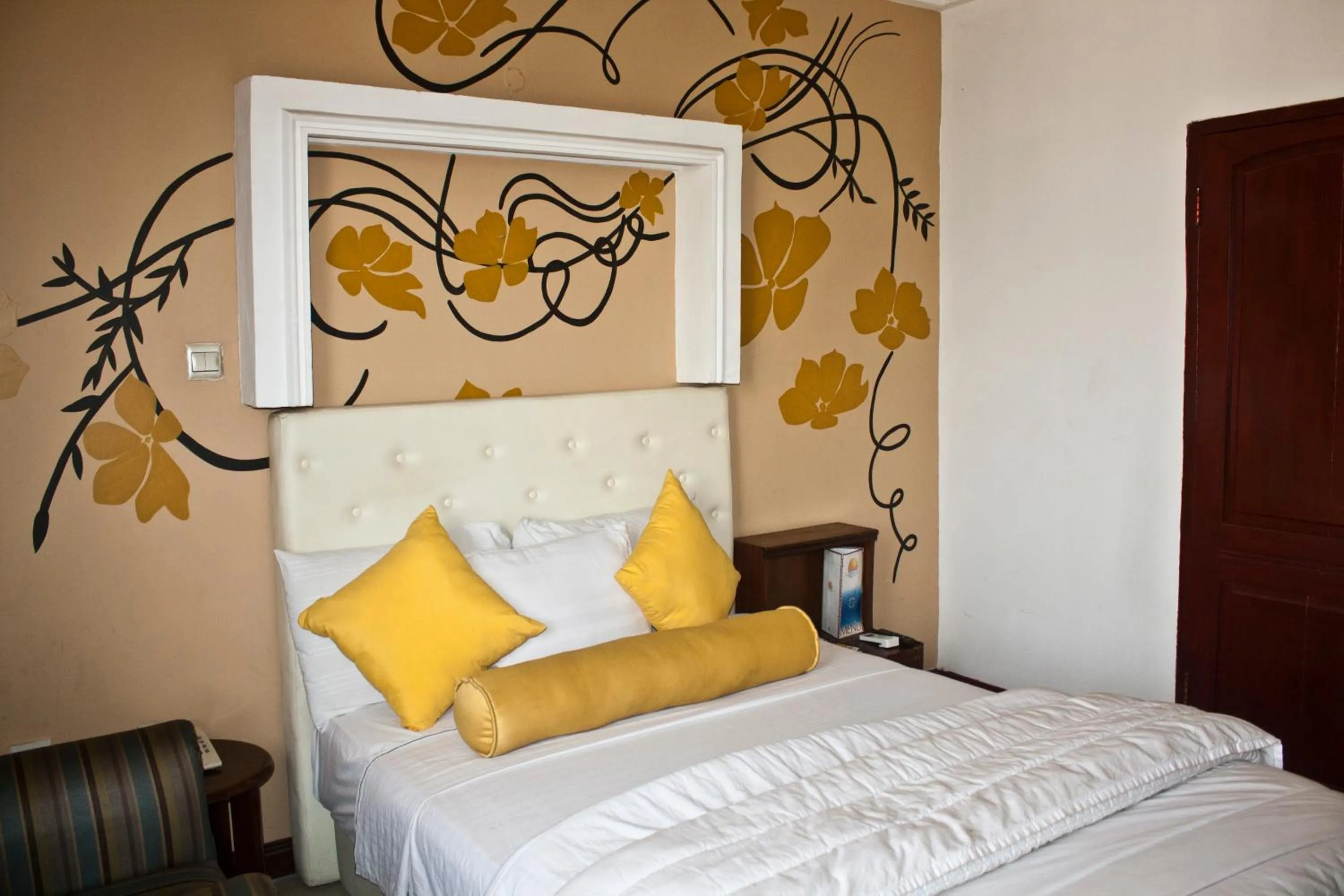 Bedroom, Bed in Niagara Hotel