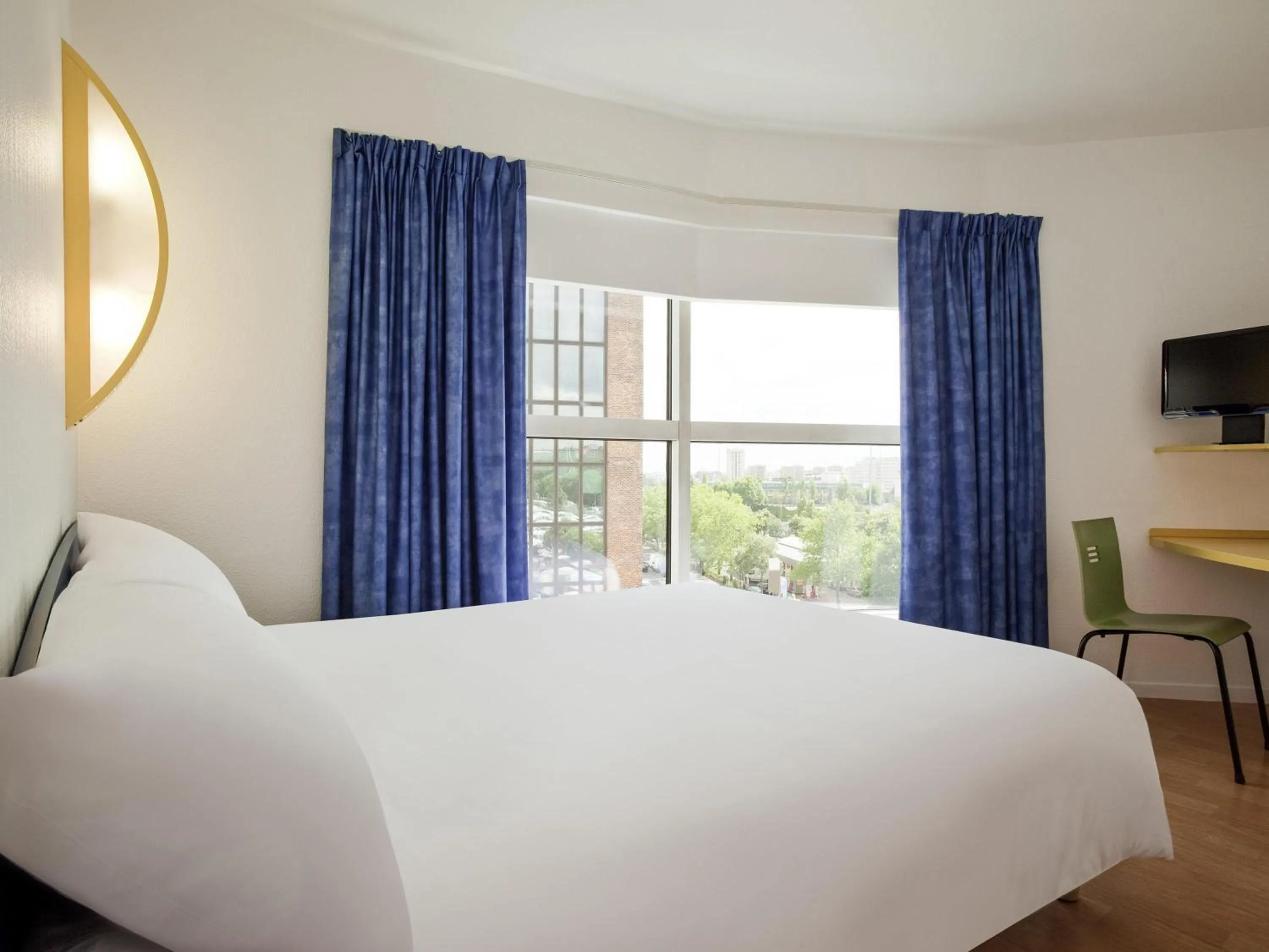 Bedroom, Bed in ibis budget Paris Porte de Montreuil