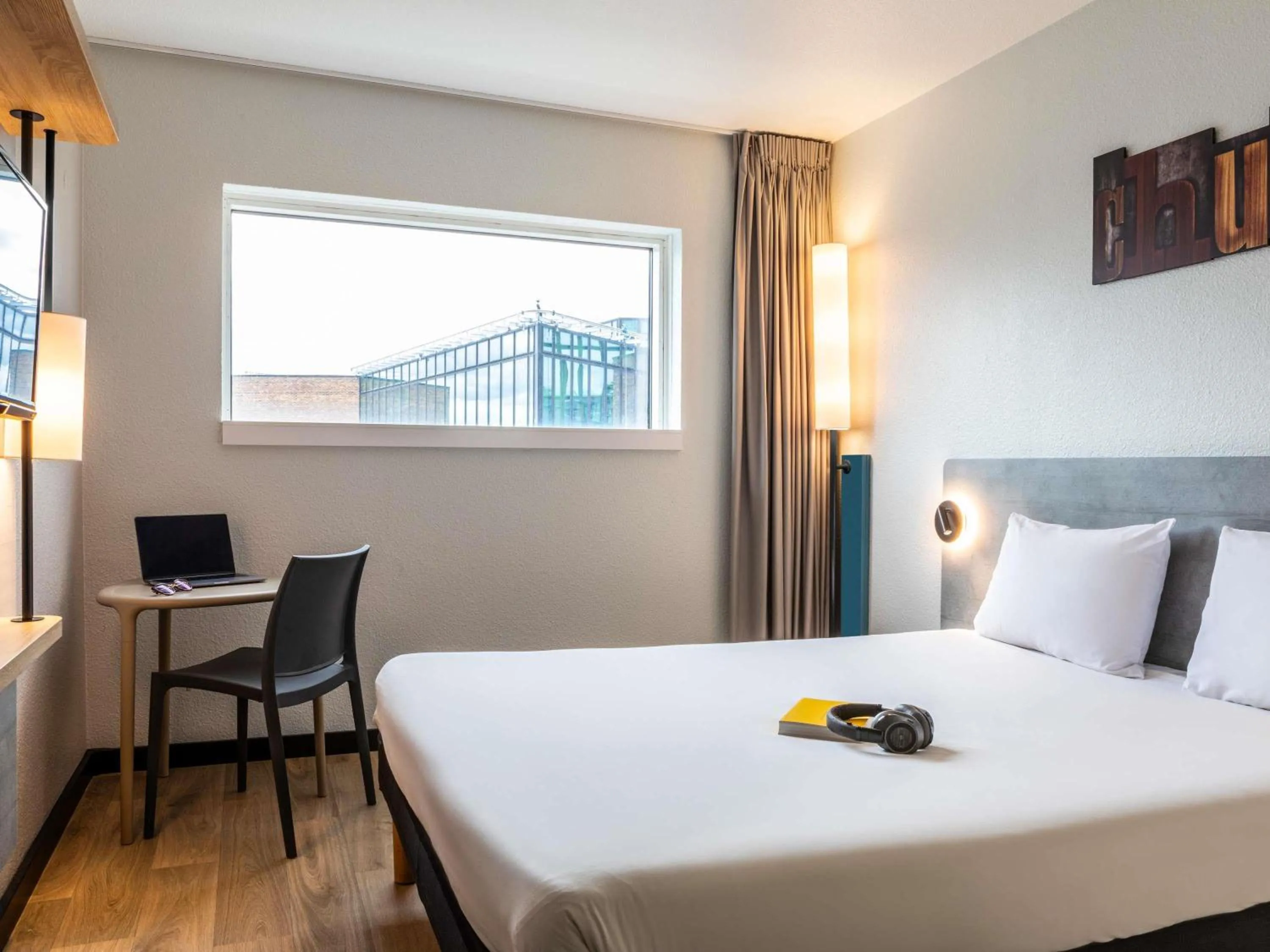 Bedroom, Bed in ibis budget Paris Porte de Montreuil
