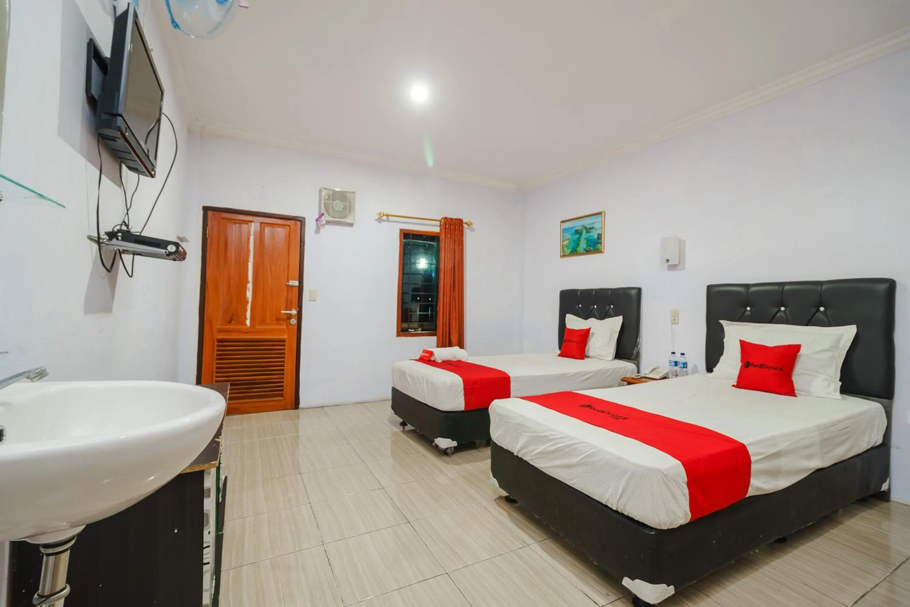 Bed in RedDoorz at Sedayu 2 Near Danau Toba Parapat