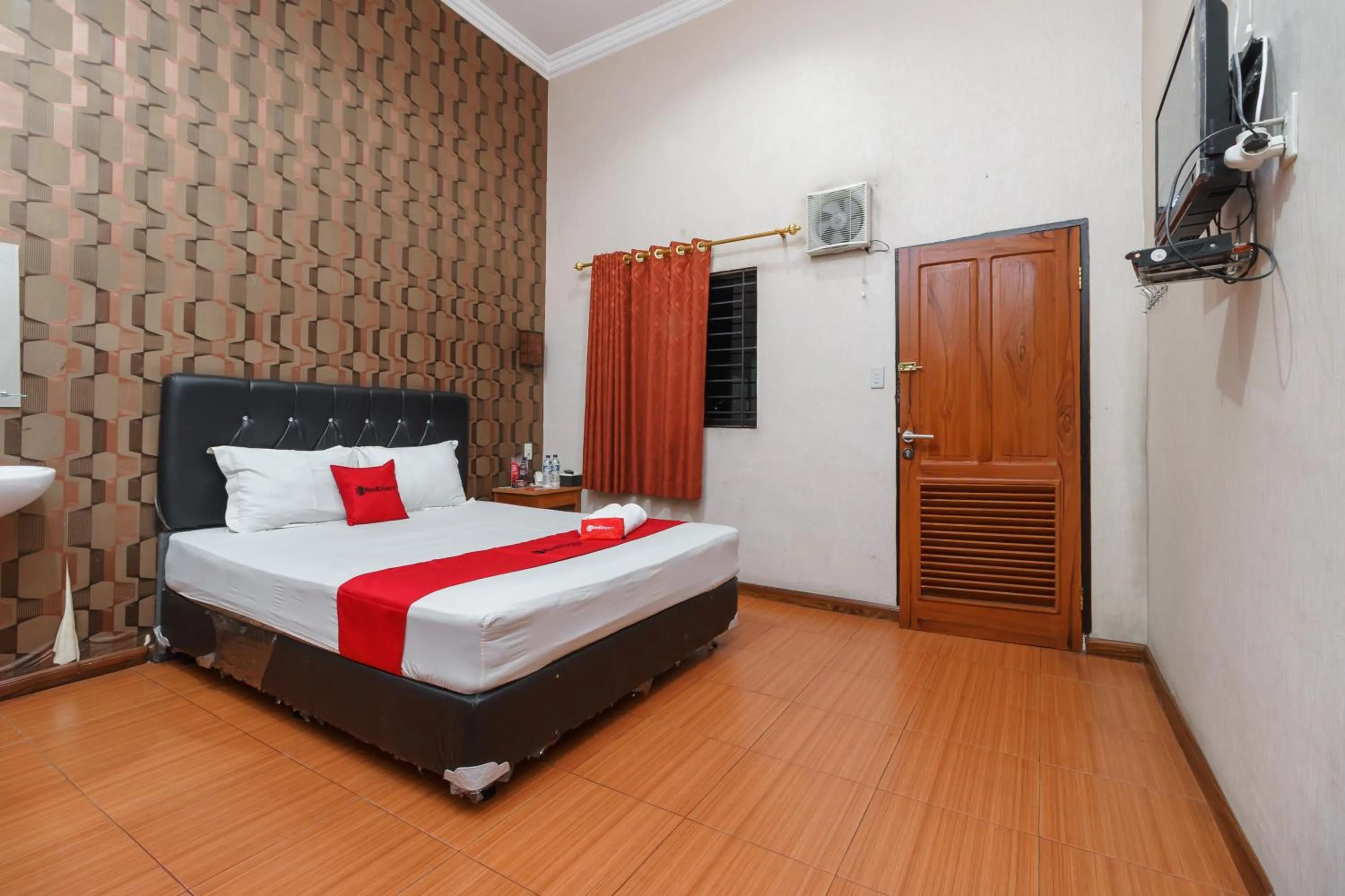 Bed in RedDoorz at Sedayu 2 Near Danau Toba Parapat