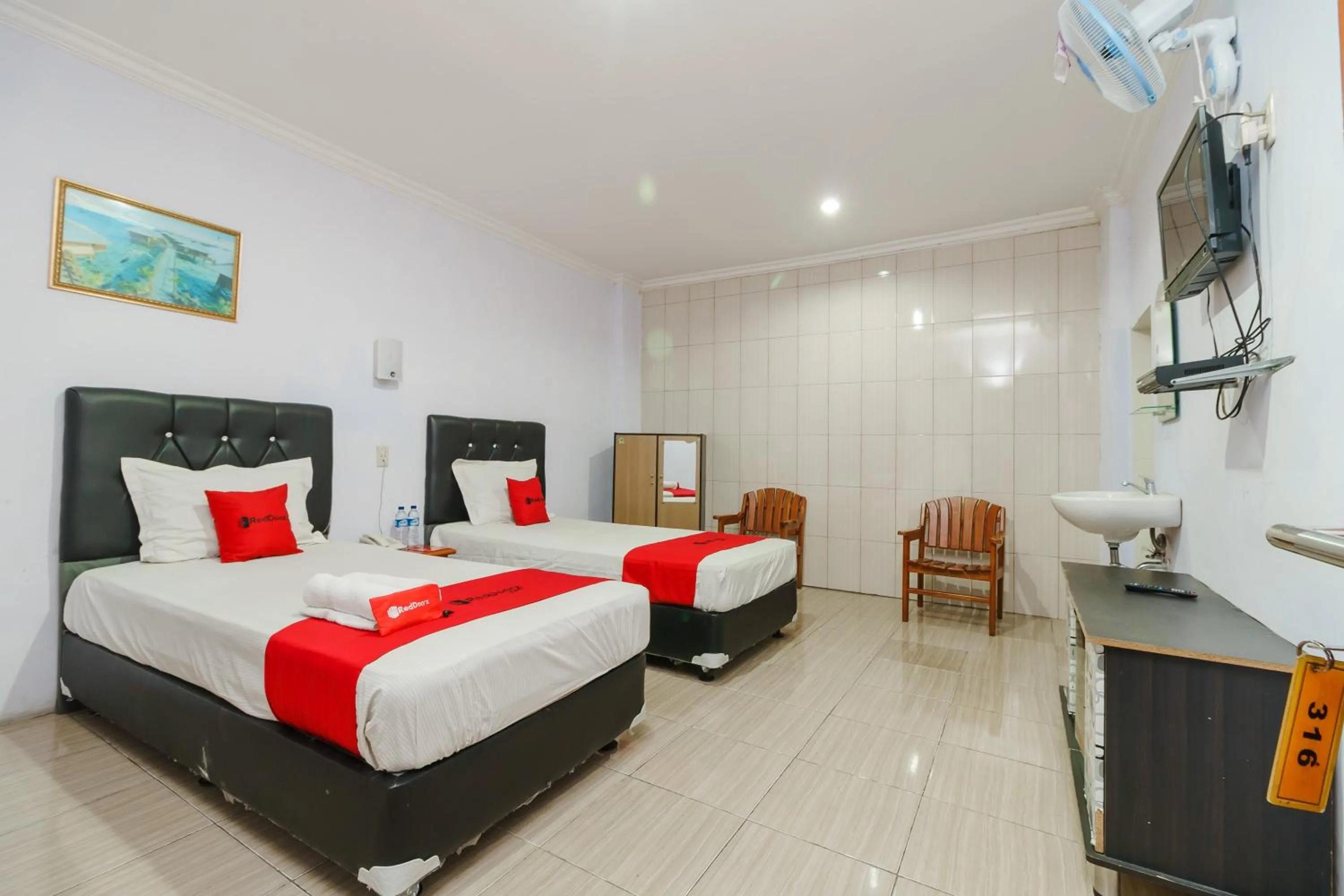 Bed in RedDoorz at Sedayu 2 Near Danau Toba Parapat