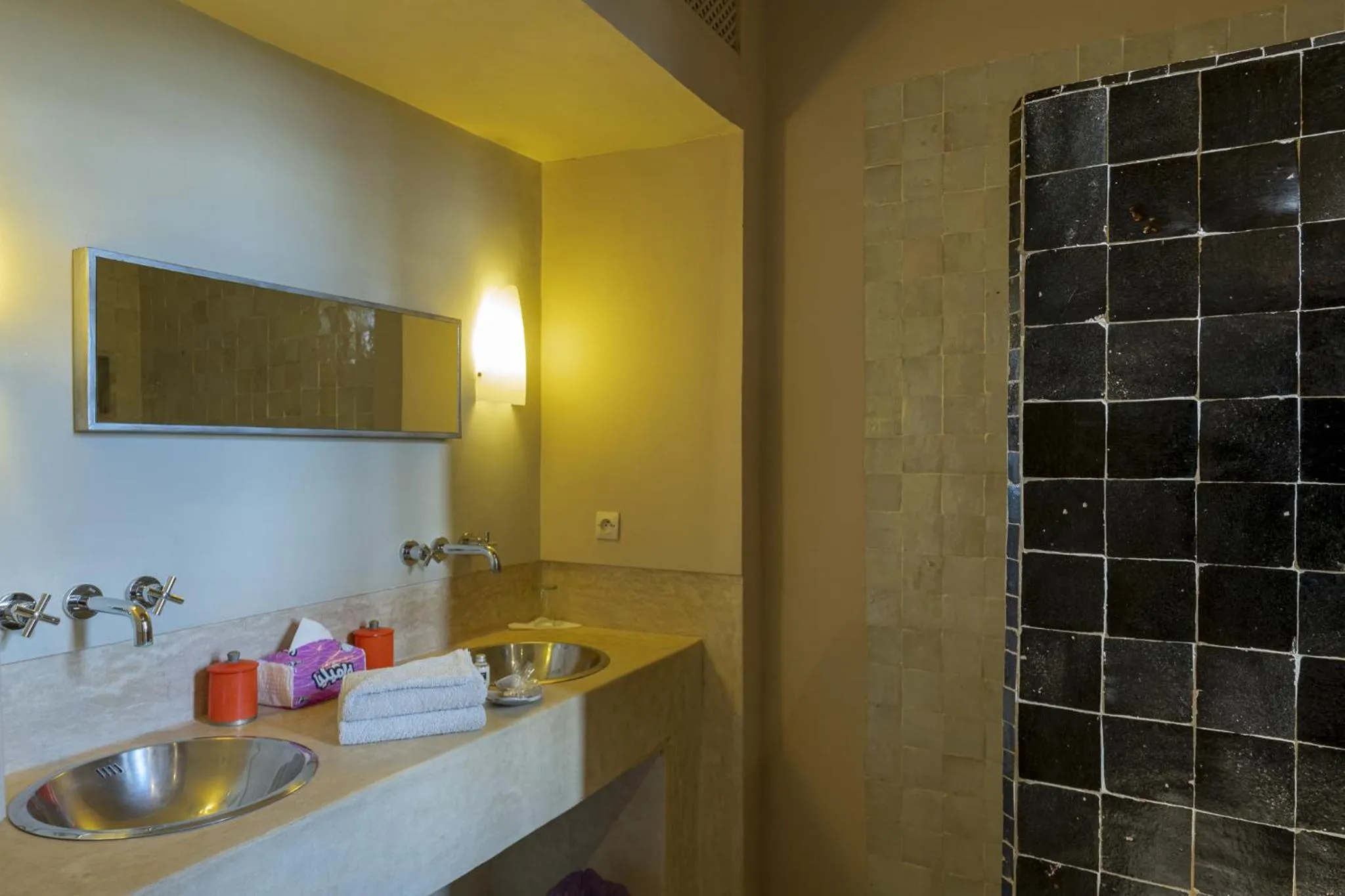 Shower in Le Palais Paysan