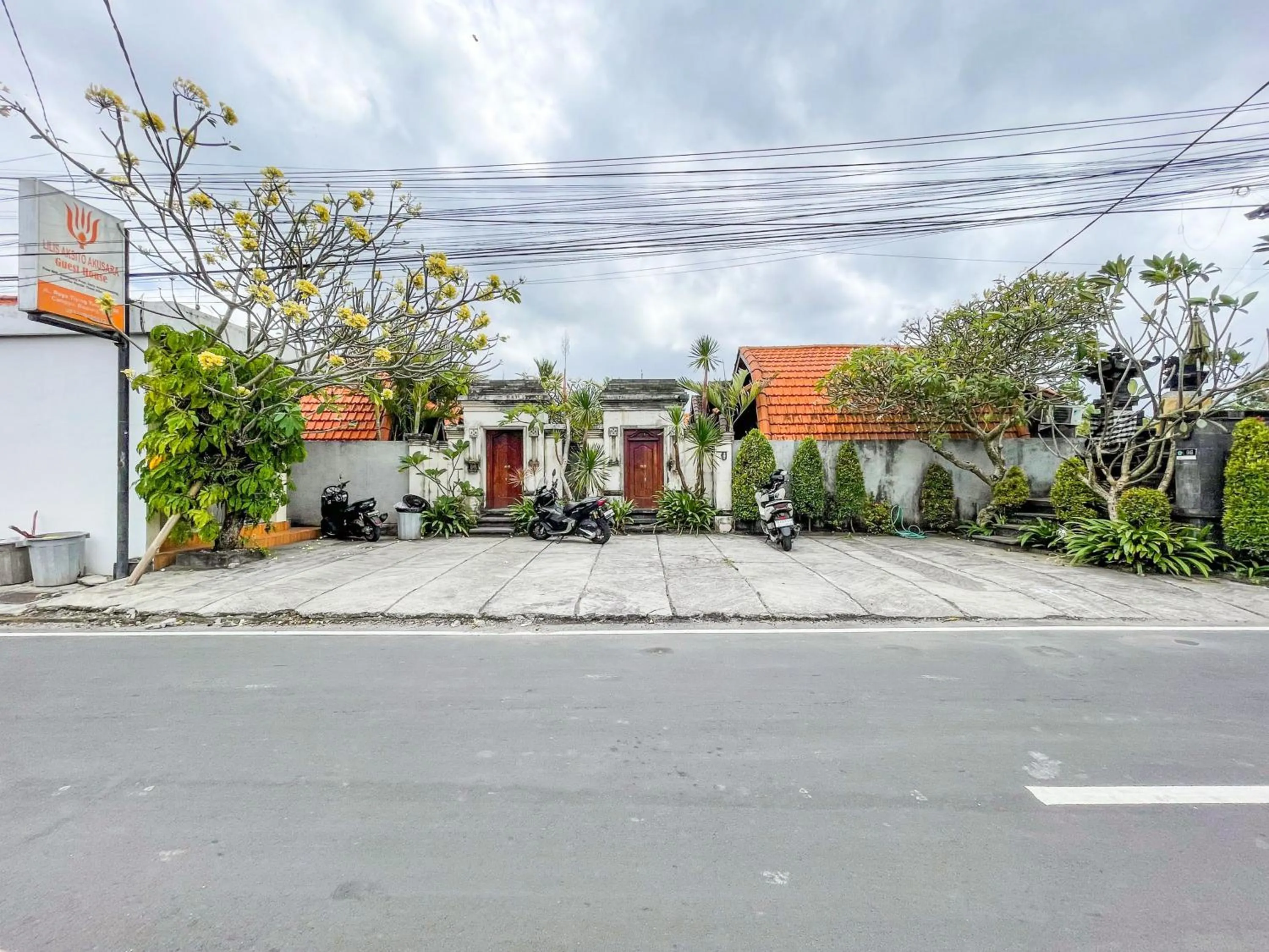 Facade/entrance in Lilis Aksito Akusara by Lavana