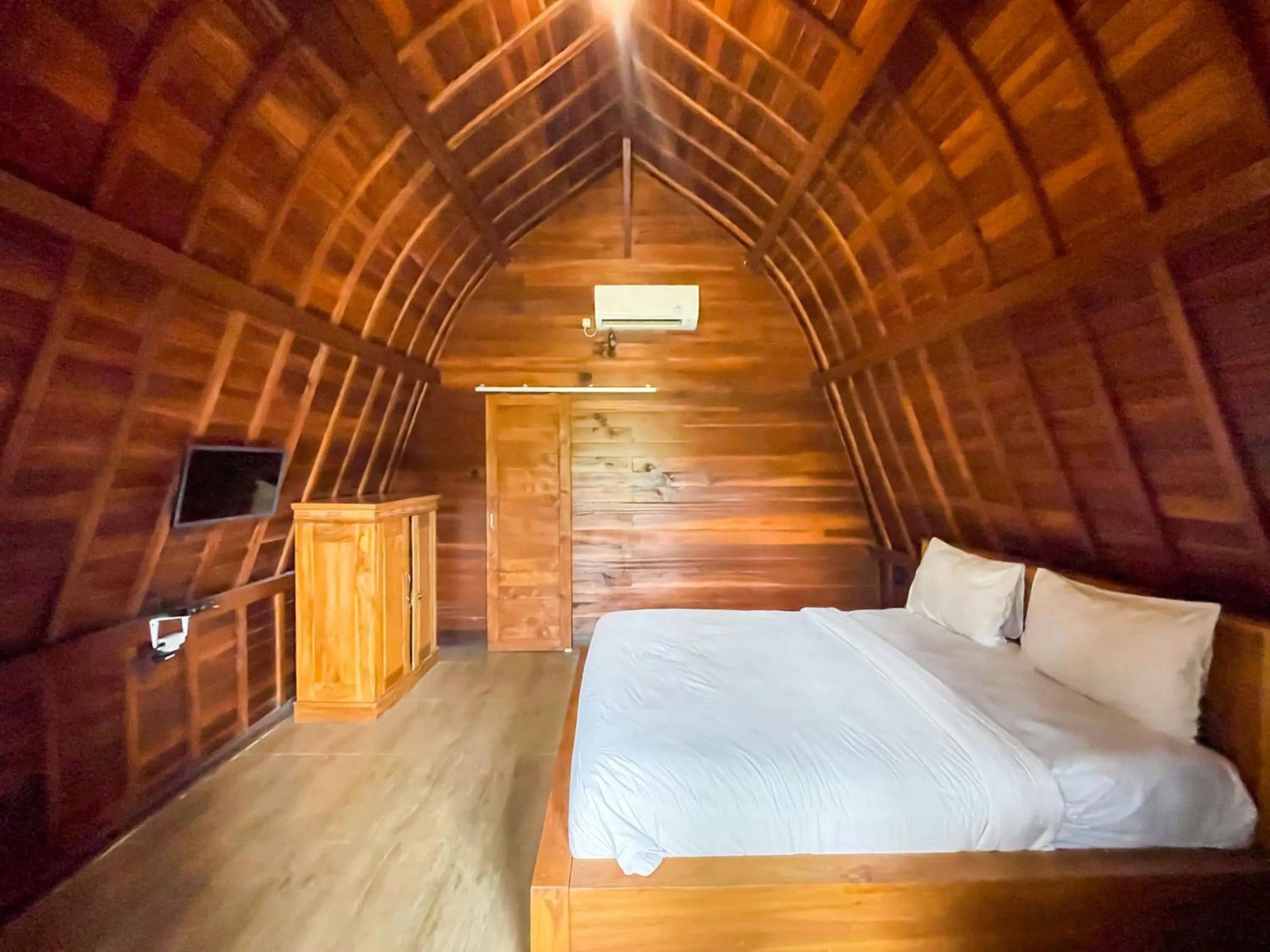 Bedroom in Lilis Aksito Akusara by Lavana